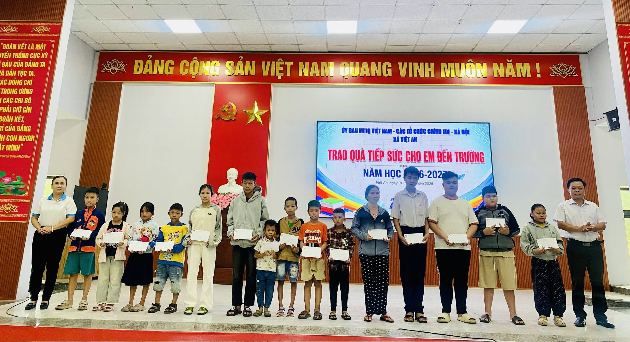 MẶT TRẬN TỔ QUỐC VIỆT NAM, CÁC TỔ CHỨC CHÍNH TRỊ - XÃ HỘI TRAO QUÀ “TIẾP SỨC ĐẾN TRƯỜNG” NĂM HỌC 2026 - 2027