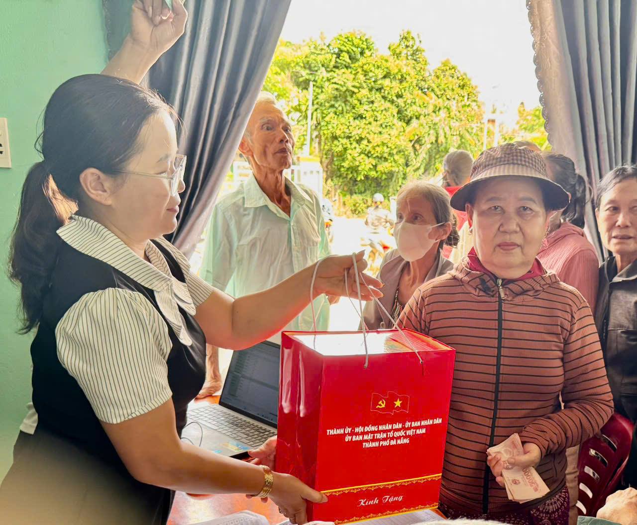 XÃ VIỆT AN TỔ CHỨC CẤP PHÁT QUÀ CHO NGƯỜI CÓ CÔNG VÀ THÂN NHÂN NGƯỜI CÓ CÔNG NHÂN KỶ NIỆM 79 NĂM NGÀY THƯƠNG BINH - LIỆT SĨ