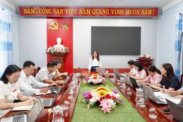 BÍ THƯ ĐẢNG ỦY XÃ LÀM VIỆC VỚI BAN CHẤP HÀNH ĐẢNG BỘ CÁC CƠ QUAN ĐẢNG