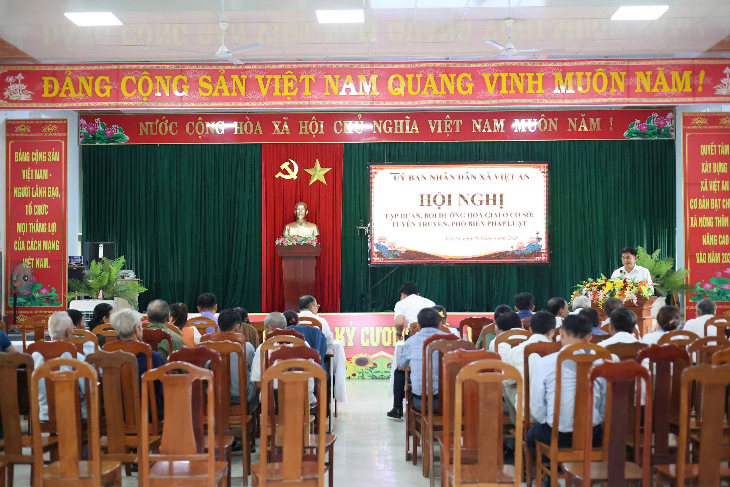 XÃ VIỆT AN TỔ CHỨC HỘI NGHỊ TẬP HUẤN, BỒI DƯỠNG HÒA GIẢI Ở CƠ SỞ; TUYÊN TRUYỀN, PHỔ BIẾN PHÁP LUẬT