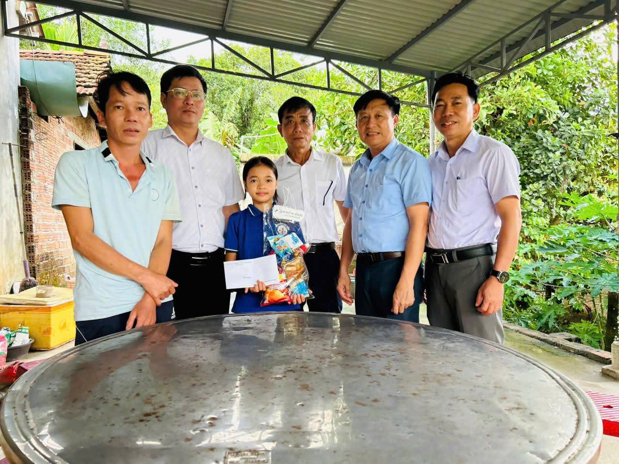 VĂN PHÒNG HĐND VÀ UBND XÃ VIỆT AN THĂM HỎI, TRAO QUÀ TRUNG THU VÀ KINH PHÍ HỖ TRỢ TRẺ EM CÓ HOÀN CẢNH ĐẶC BIỆT KHÓ KHĂN
