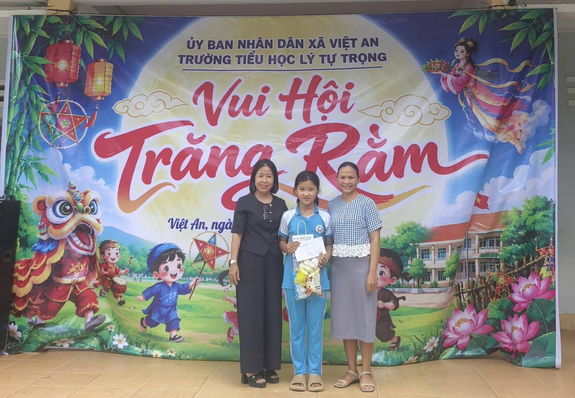 PHÒNG VĂN HÓA - XÃ HỘI XÃ VIỆT AN THĂM, TẶNG QUÀ TRẺ ĐỠ ĐẦU NHÂN DỊP TẾT TRUNG THU NĂM 2026