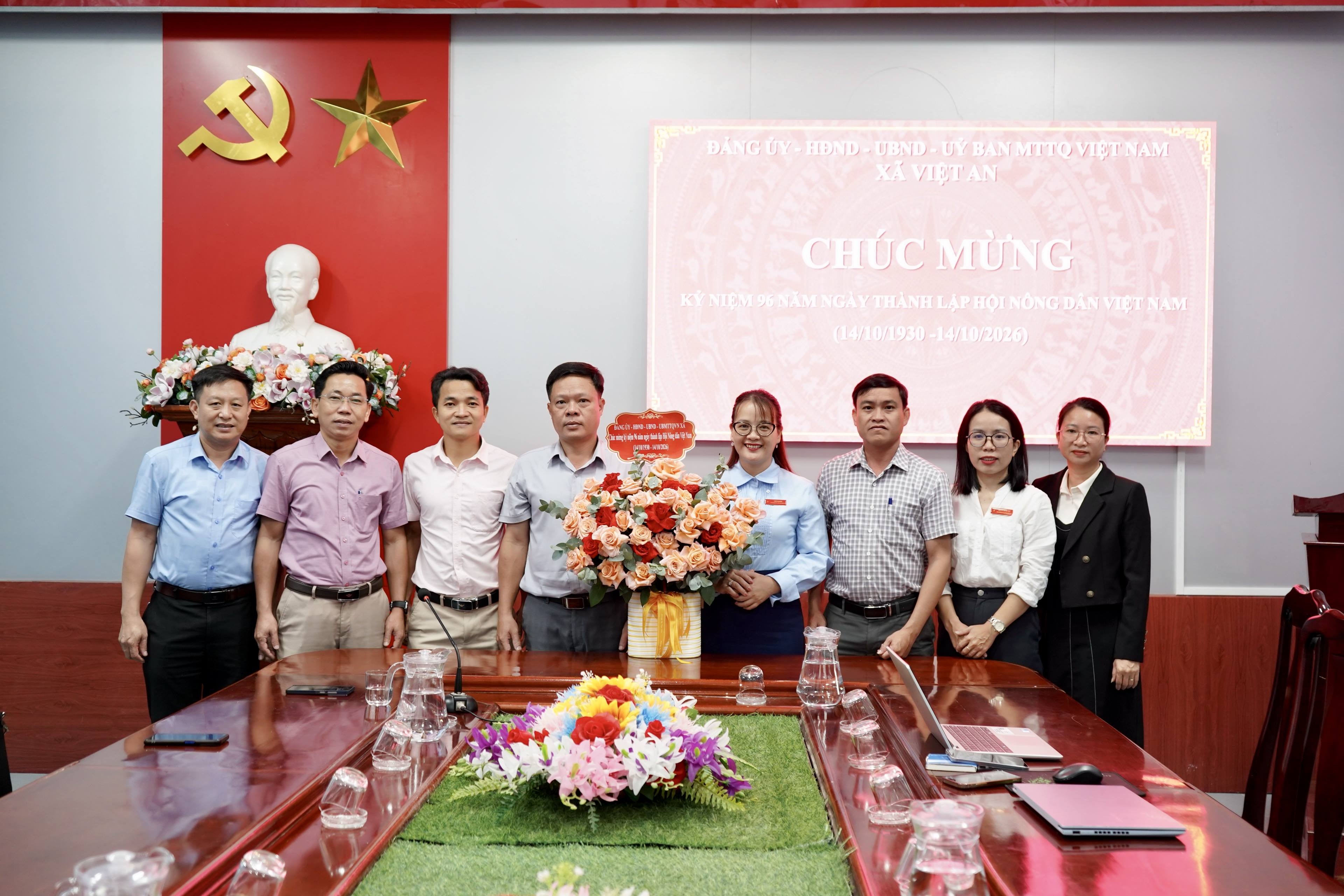 LÃNH ĐẠO XÃ TẶNG HOA CHÚC MỪNG HỘI NÔNG DÂN NHÂN KỶ NIỆM 96 NĂM NGÀY THÀNH LẬP HỘI