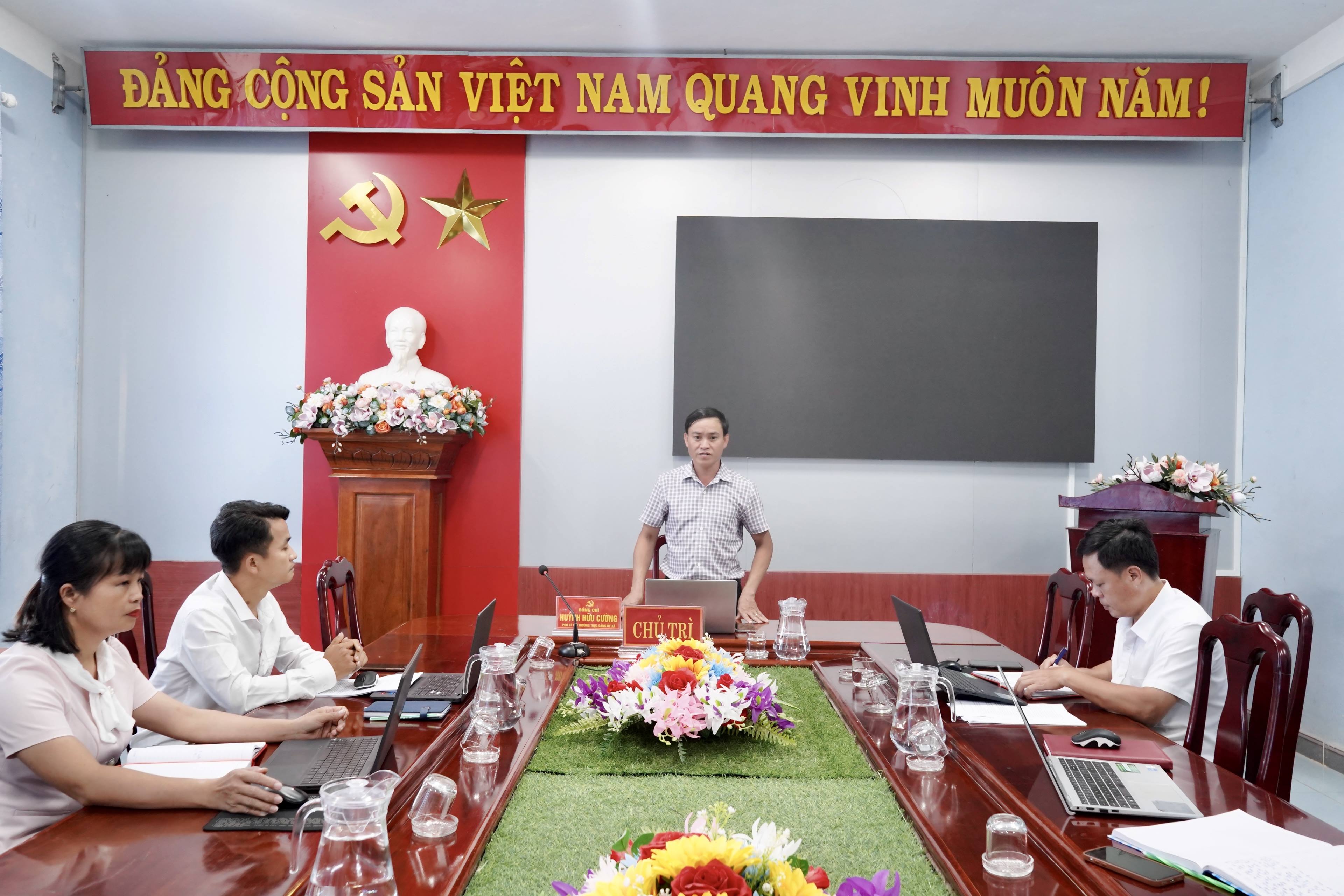 PHÓ BÍ THƯ THƯỜNG TRỰC ĐẢNG ỦY LÀM VIỆC VỚI HỘI NÔNG DÂN XÃ VỀ PHÁT TRIỂN PHONG TRÀO NÔNG DÂN