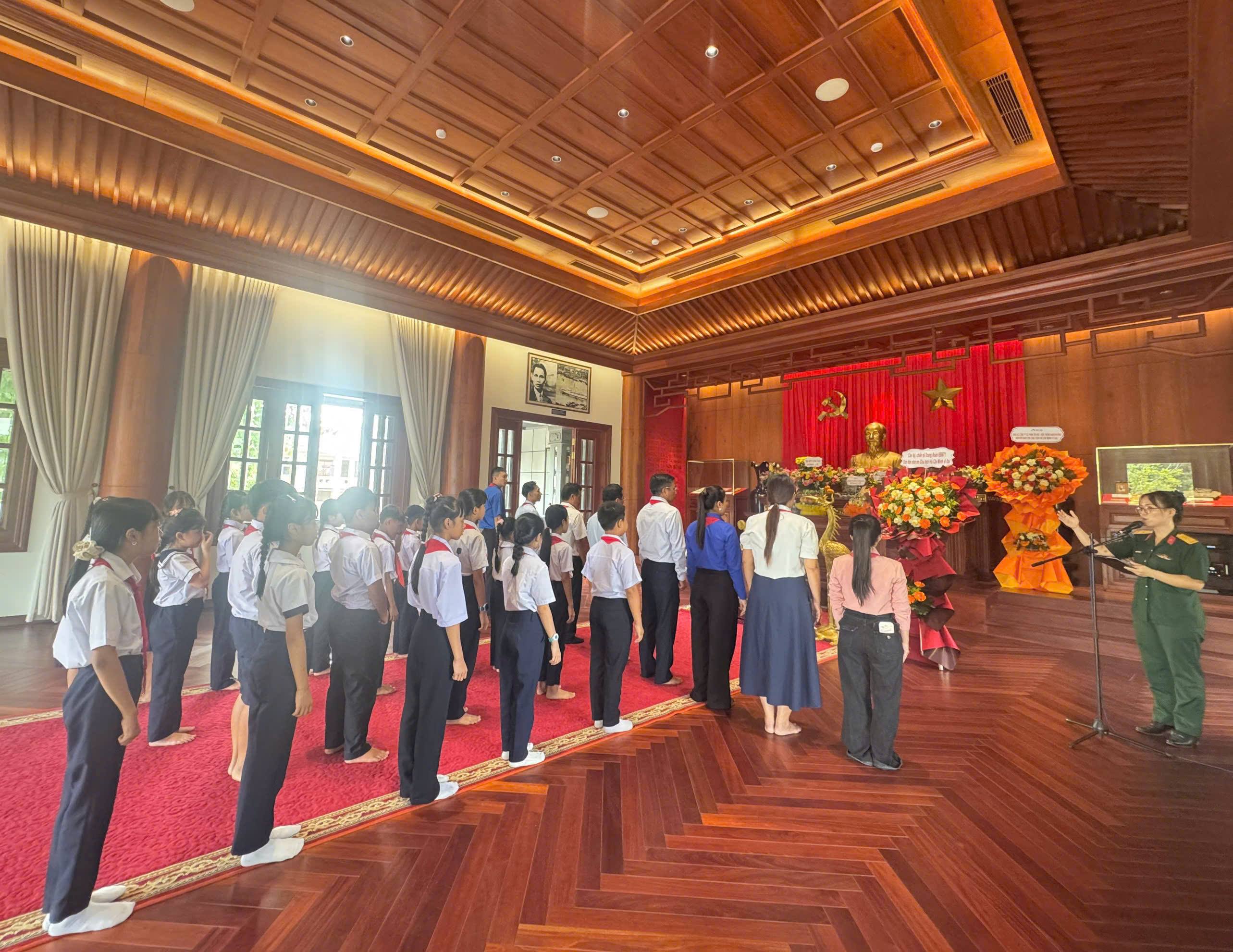 TRƯỜNG TIỂU HỌC KIM ĐỒNG TỔ CHỨC ĐẠI HỘI “CHÁU NGOAN BÁC HỒ” GẮN VỚI HÀNH TRÌNH VỀ ĐỊA CHỈ ĐỎ