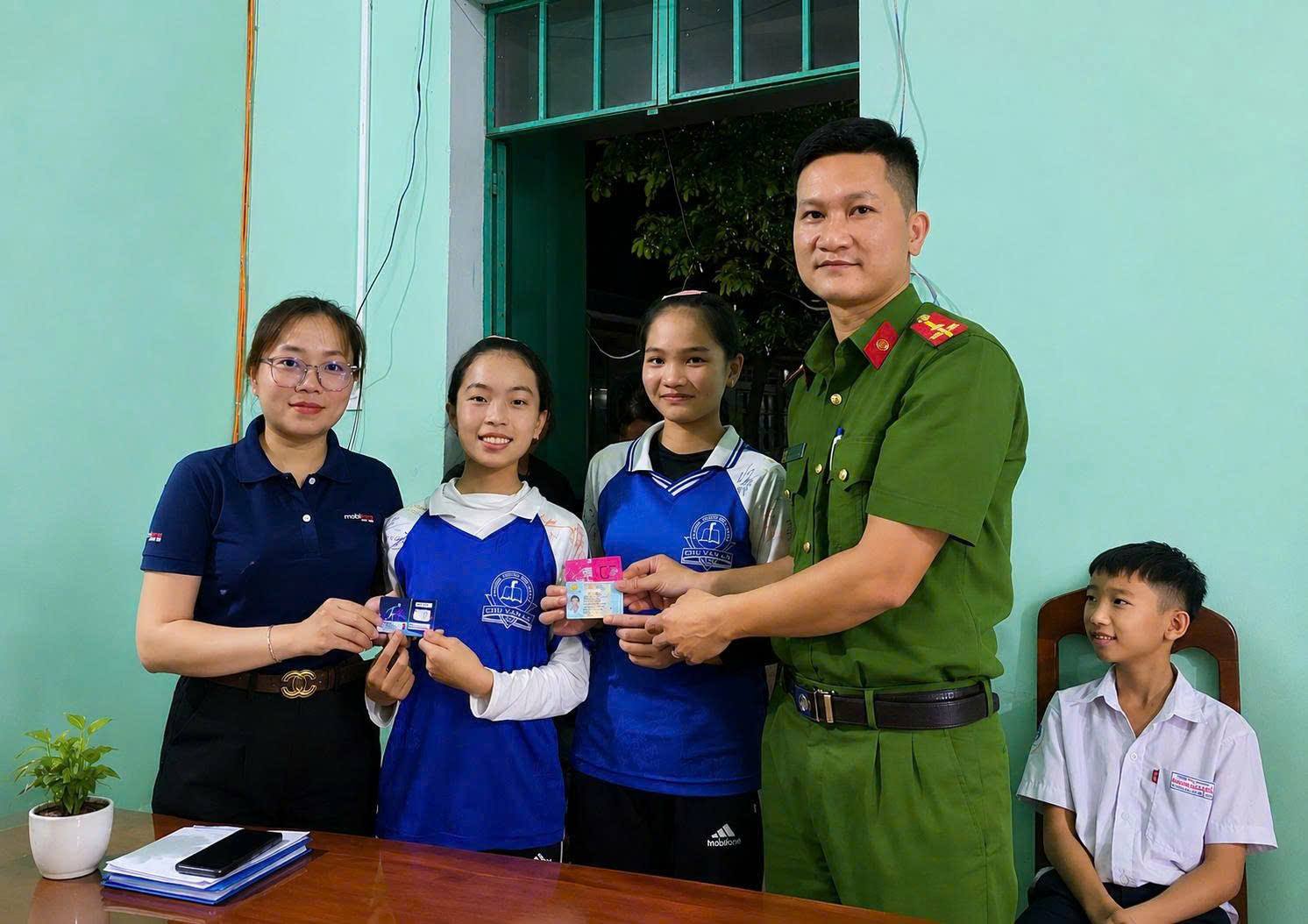 CÔNG AN XÃ VIỆT AN: LINH HOẠT “TĂNG CA” GIÚP HỌC SINH TIẾP CẬN TIỆN ÍCH SỐ