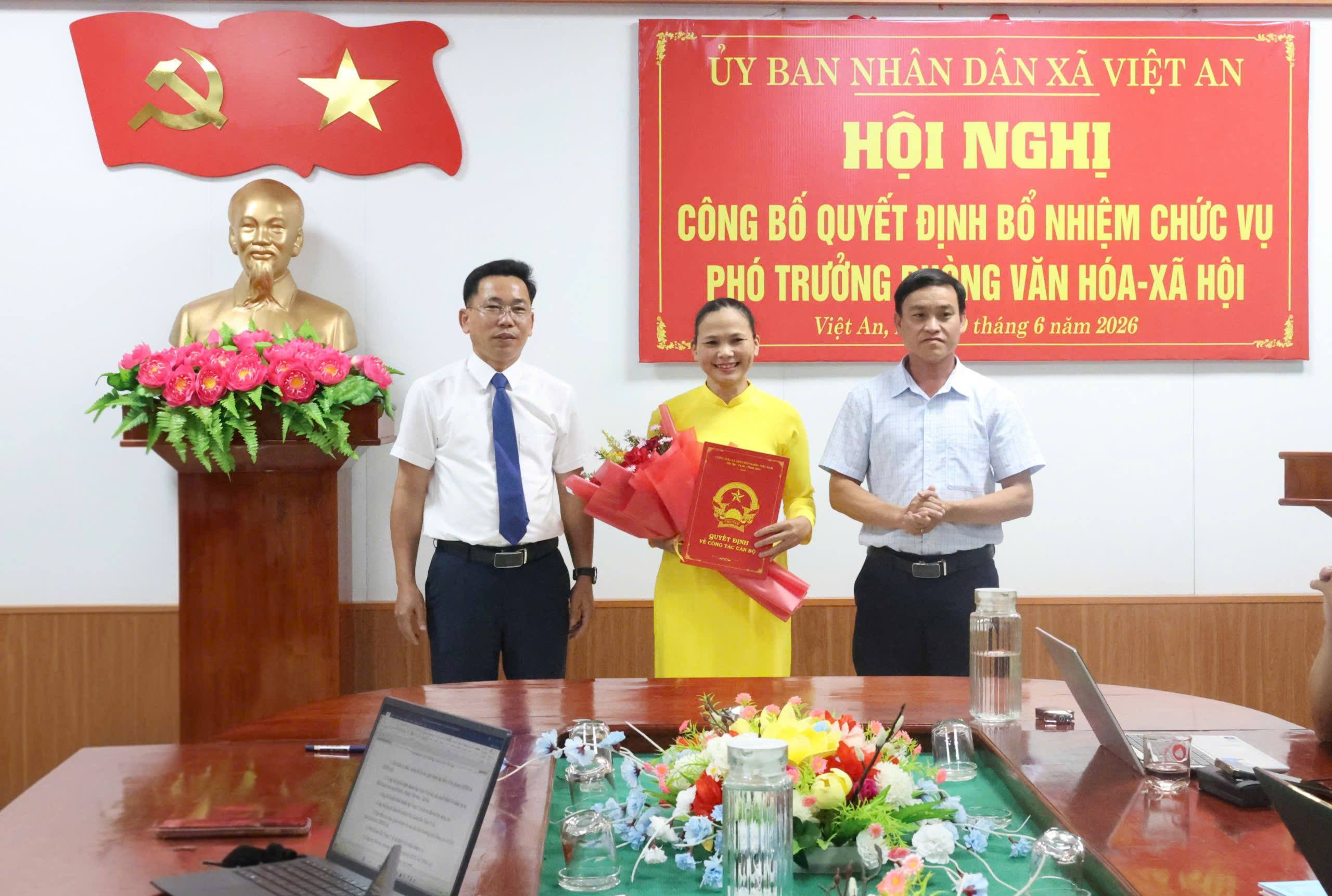 UBND XÃ VIỆT AN CÔNG BỐ QUYẾT ĐỊNH BỔ NHIỆM CHỨC VỤ PHÓ TRƯỞNG PHÒNG VĂN HÓA - XÃ HỘI