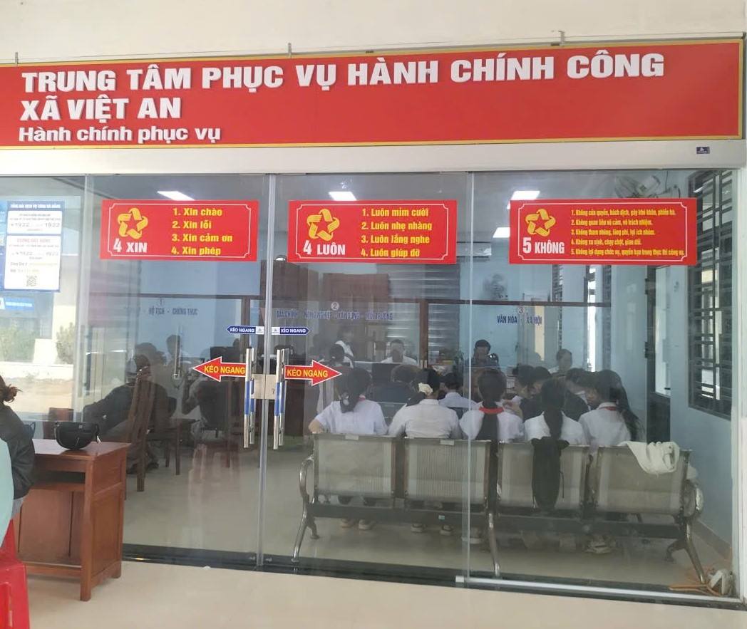 HIỆU QUẢ TRONG TIẾP NHẬN, GIẢI QUYẾT THỦ TỤC HÀNH CHÍNH VÀ TRIỂN KHAI LIÊN THÔNG ĐIỆN TỬ