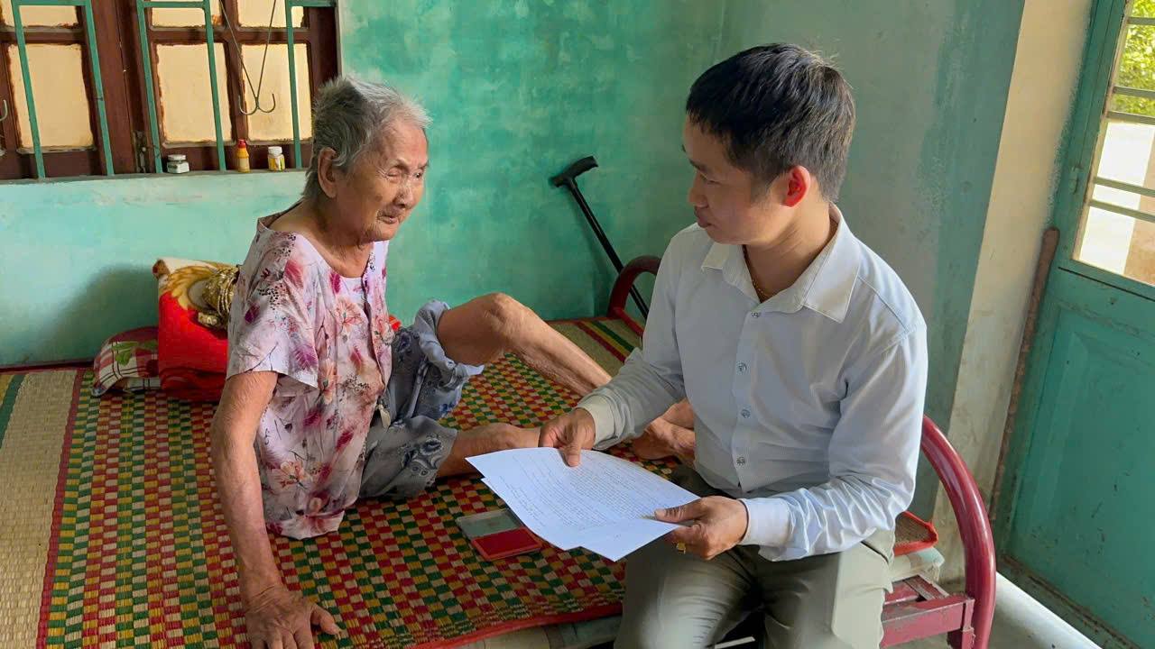 Trung tâm Phục vụ hành chính công xã Việt An đến tận nhà hỗ trợ người yếu thế thực hiện thủ tục hành chính