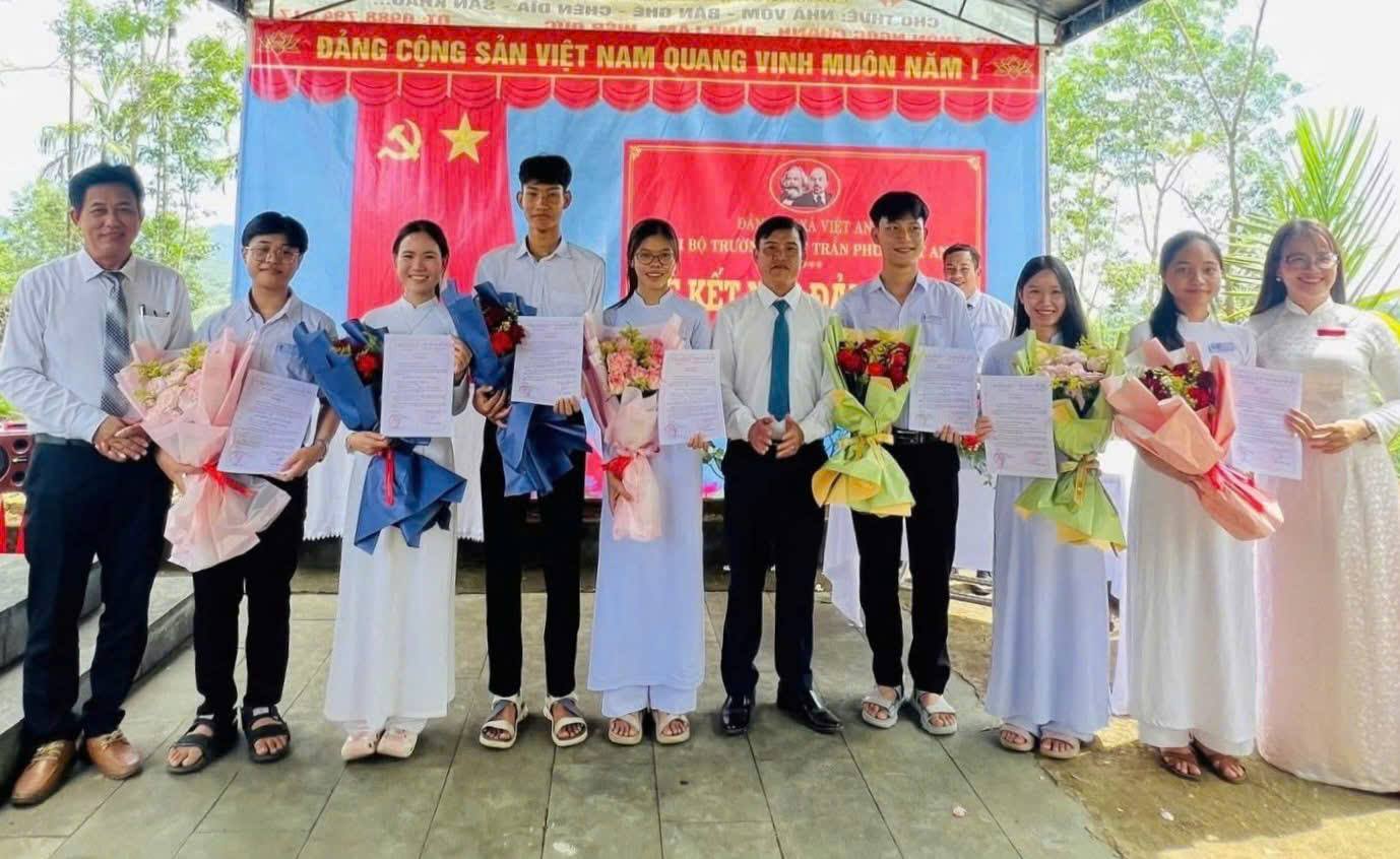 CHI BỘ TRƯỜNG THPT TRẦN PHÚ - VIỆT AN TỔ CHỨC LỄ KẾT NẠP ĐẢNG VIÊN TẠI DI TÍCH LỊCH SỬ ĐỒN CAO LAO