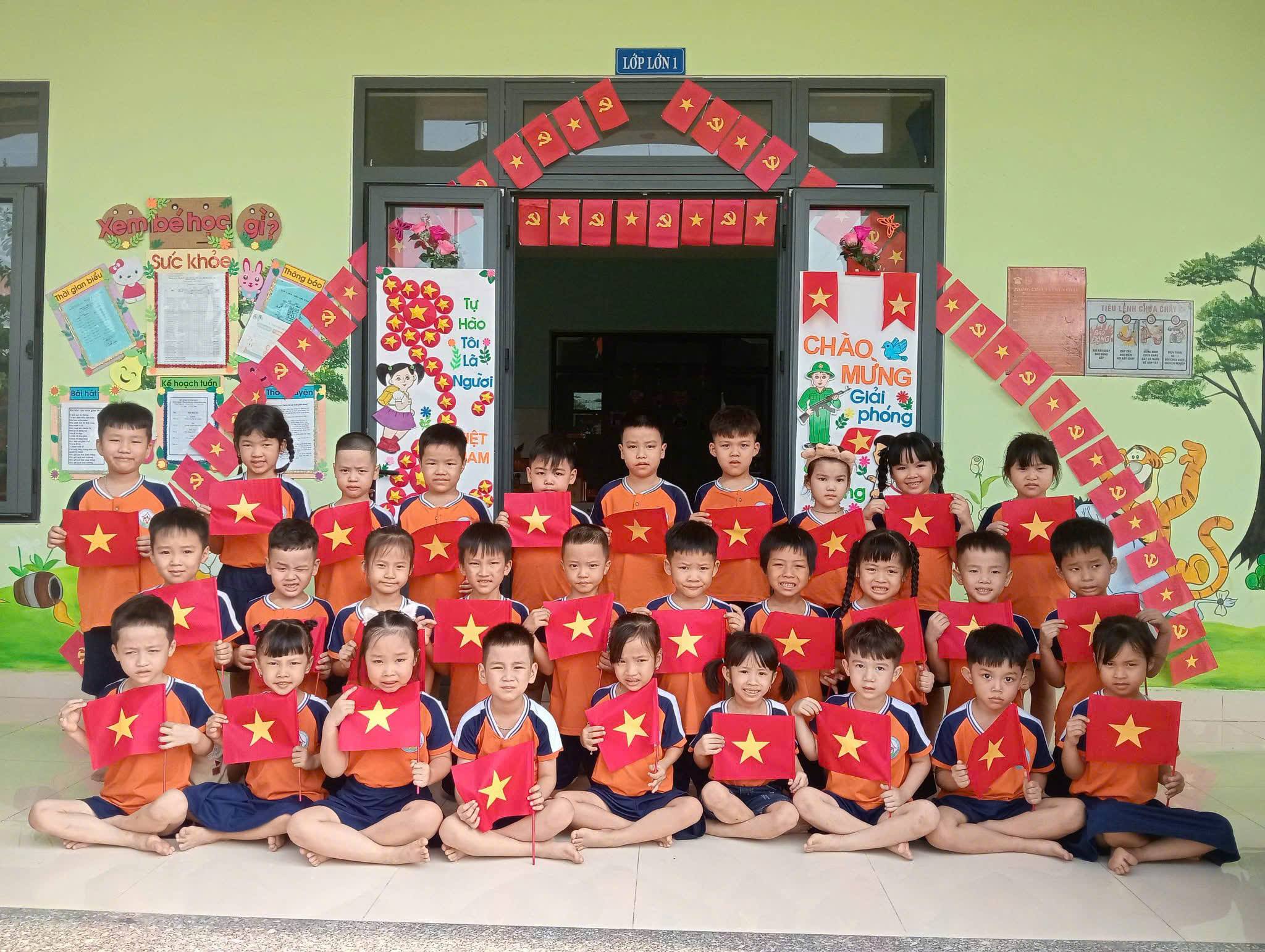 TRƯỜNG MẪU GIÁO HOA PHONG LAN TỔ CHỨC CÁC HOẠT ĐỘNG CHÀO MỪNG NGÀY 30 THÁNG 4 - NGÀY HỘI THỐNG NHẤT NON SÔNG