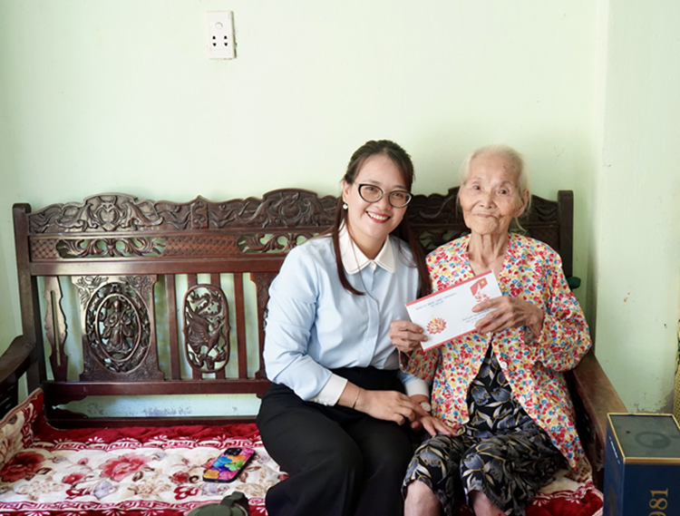 LÃNH ĐẠO XÃ VIỆT AN THĂM, TẶNG QUÀ NGƯỜI CÓ CÔNG VÀ THÂN NHÂN NGƯỜI CÓ CÔNG NHÂN KỶ NIỆM 79 NĂM NGÀY THƯƠNG BINH - LIỆT SĨ