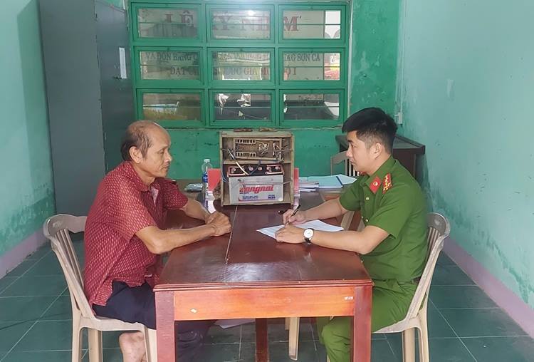 CÔNG AN XÃ VIỆT AN LÀM TỐT CÔNG TÁC VẬN ĐỘNG NHÂN DÂN GIAO NỘP HUNG KHÍ, CÔNG CỤ NGUY HIỂM TRONG SĂN BẮT ĐỘNG VẬT HOANG DÃ VÀ KHAI THÁC THỦY SẢN TRÁI PHÉP