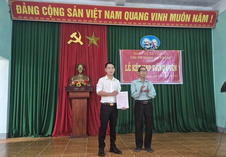 CHI BỘ THÔN AN TRÁNG TỔ CHỨC LỄ KẾT NẠP ĐẢNG VIÊN MỚI