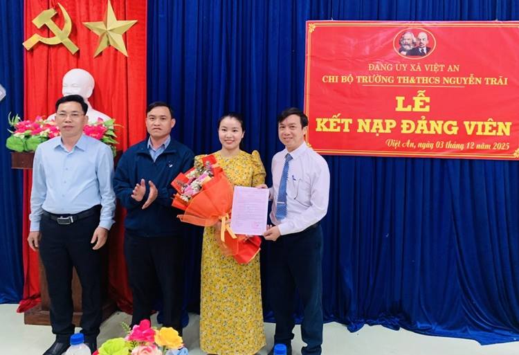 CHI BỘ TRƯỜNG TH&amp;THCS NGUYỄN TRÃI TỔ CHỨC LỄ KẾT NẠP ĐẢNG VIÊN MỚI
