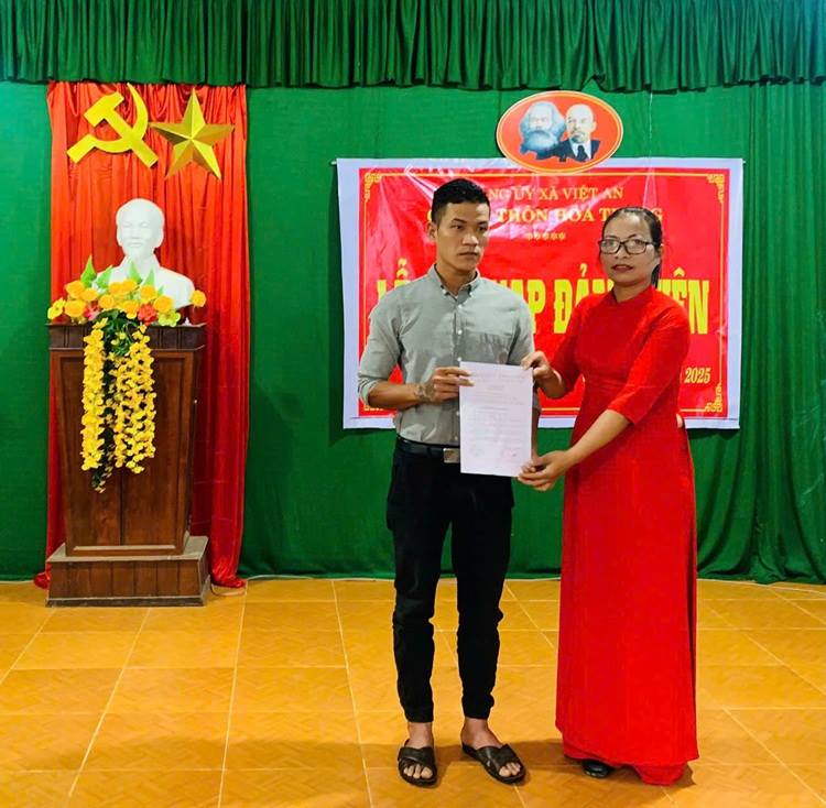 CHI BỘ THÔN HÓA TRUNG TỔ CHỨC LỄ KẾT NẠP ĐẢNG VIÊN MỚI