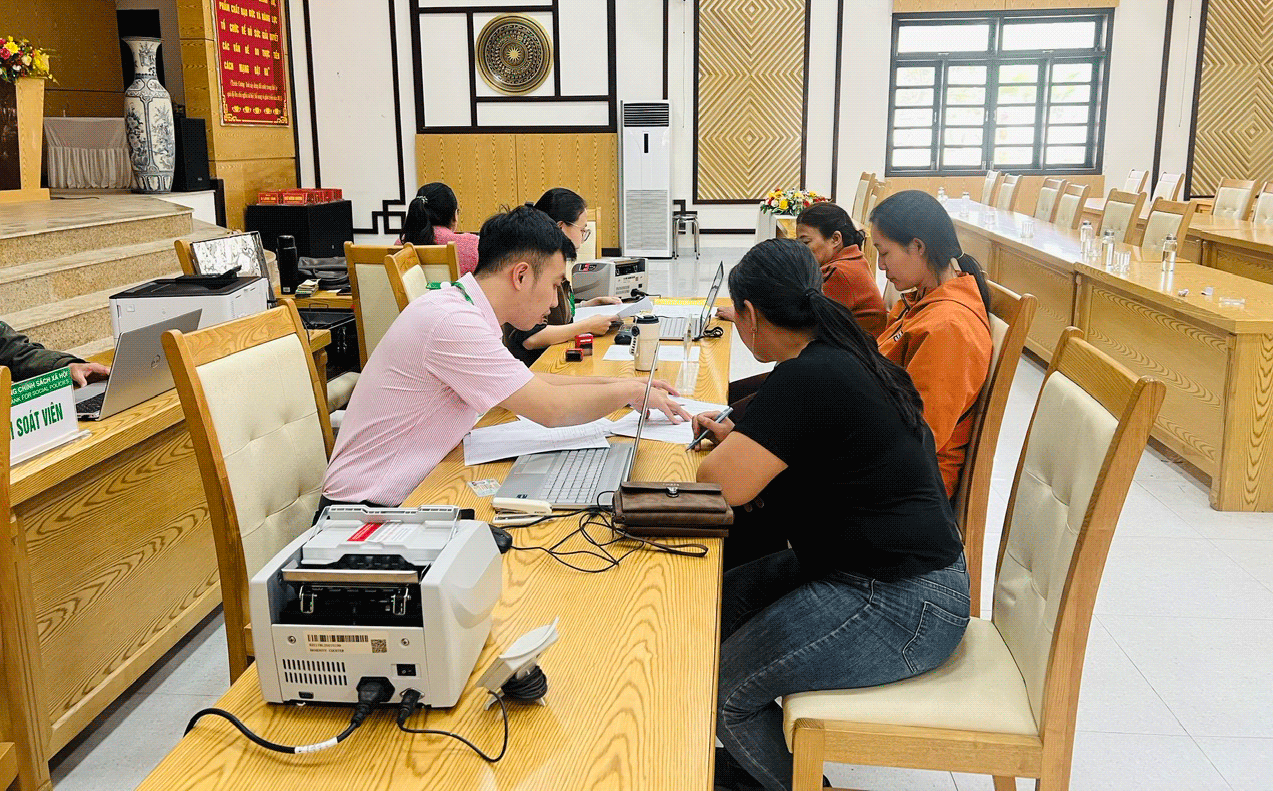 Thạnh Mỹ: Phòng Giao dịch NHCSXH Nam Giang duyệt vay vốn cho 02 học sinh, sinh viên theo Quyết định 29/2025/QĐ-TTg