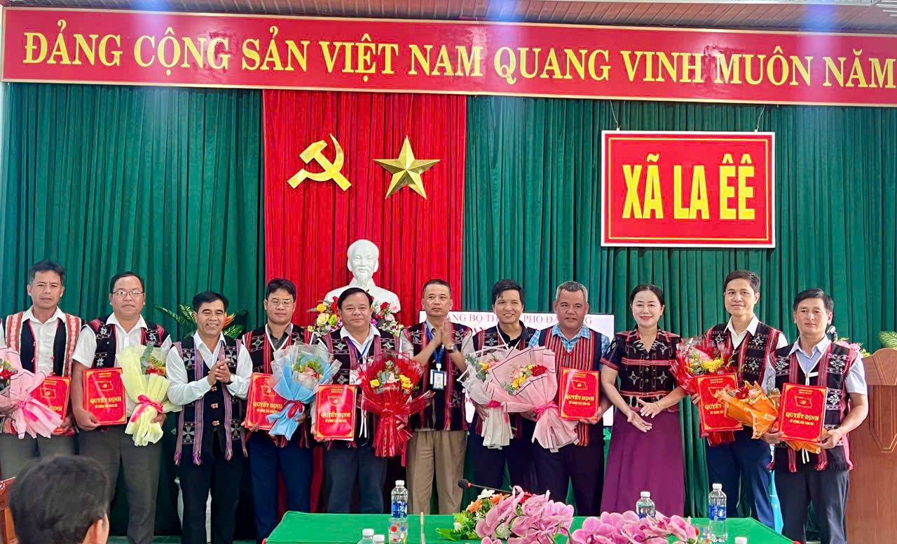 LA ÊÊ KIỆN TOÀN TỔ CHỨC ĐẢNG, CÔNG BỐ CÁC QUYẾT ĐỊNH VỀ CÔNG TÁC CÁN BỘ