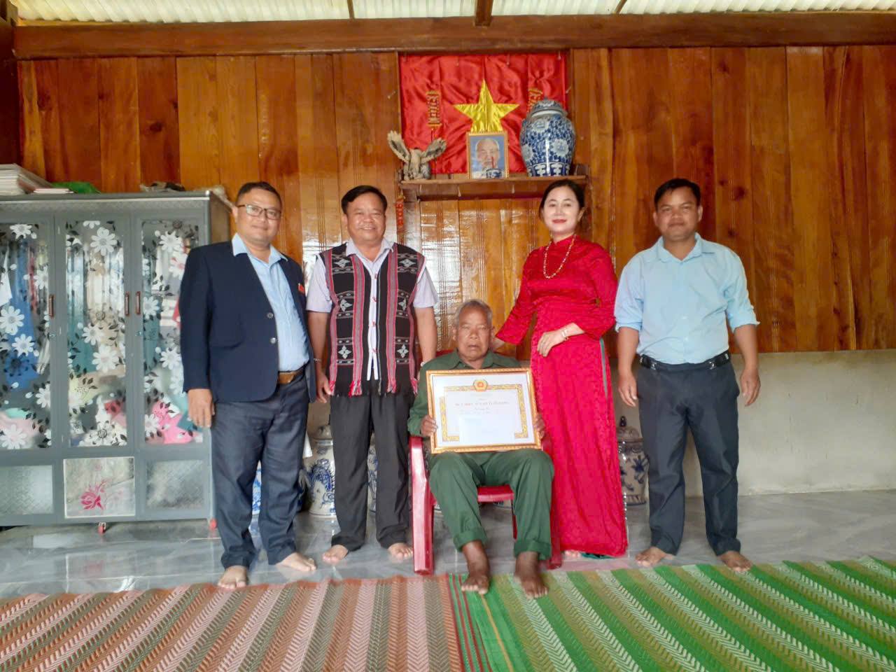ĐẢNG ỦY XÃ LA ÊÊ TRAO TẶNG HUY HIỆU ĐẢNG ĐỢT 02/9/2026 TRÂN TRỌNG, TỰ HÀO VÀ TIẾP NỐI TRUYỀN THỐNG