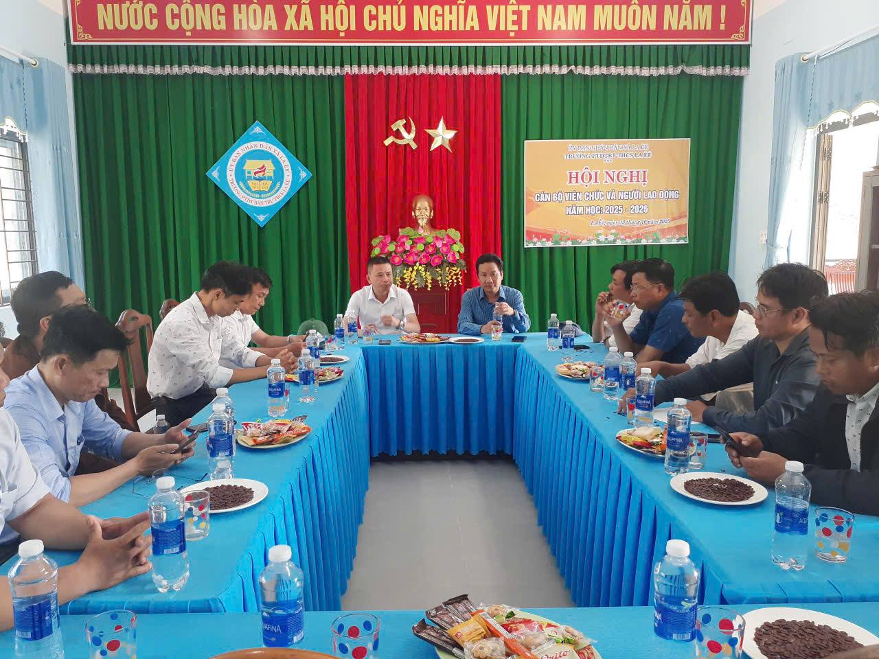 PHỐI HỢP THÁO GỠ KHÓ KHĂN TRONG BÀN GIAO MẶT BẰNG TRƯỜNG PTDTBT THCS LA ÊÊ