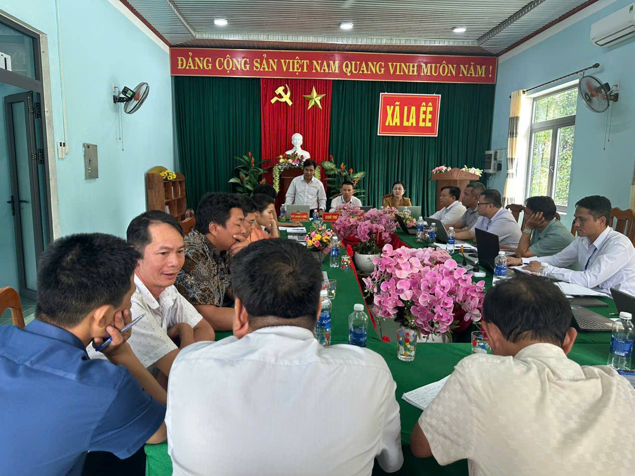 XÃ LA ÊÊ TỔ CHỨC HỘI NGHỊ THÁO GỠ KHÓ KHĂN, VƯỚNG MẮC CÁC CÔNG TRÌNH, DỰ ÁN DO BAN QUẢN LÝ DỰ ÁN ĐẦU TƯ XÂY DỰNG HUYỆN NAM GIANG (CŨ) BÀN GIAO