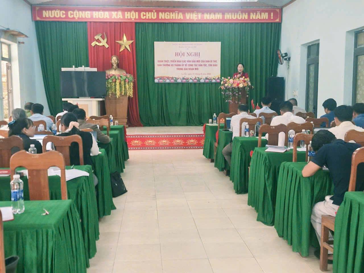 ĐẢNG ỦY XÃ LA ÊÊ TỔ CHỨC HỘI NGHỊ QUÁN TRIỆT, TRIỂN KHAI CÁC VĂN BẢN MỚI CỦA TRUNG ƯƠNG VÀ THÀNH ỦY VỀ CÔNG TÁC DÂN TỘC, TÔN GIÁO TRONG GIAI ĐOẠN MỚI