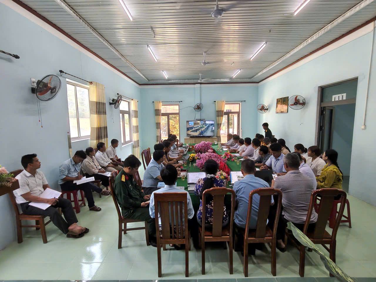 LA ÊÊ PHÁT HUY TINH THẦN KỶ LUẬT, NGHIÊM TÚC TRONG HỌC TẬP NGHỊ QUYẾT TRUNG ƯƠNG