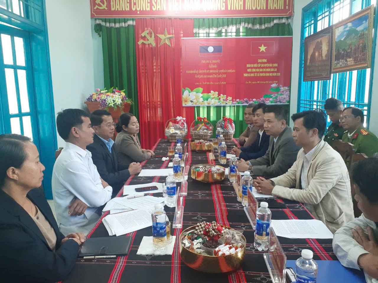 ĐOÀN CÔNG TÁC HUYỆN ĐẮC CHƯNG, TỈNH SÊ KÔNG (CHDCND LÀO) THĂM, CHÚC TẾT CỔ TRUYỀN XÃ LA ÊÊ