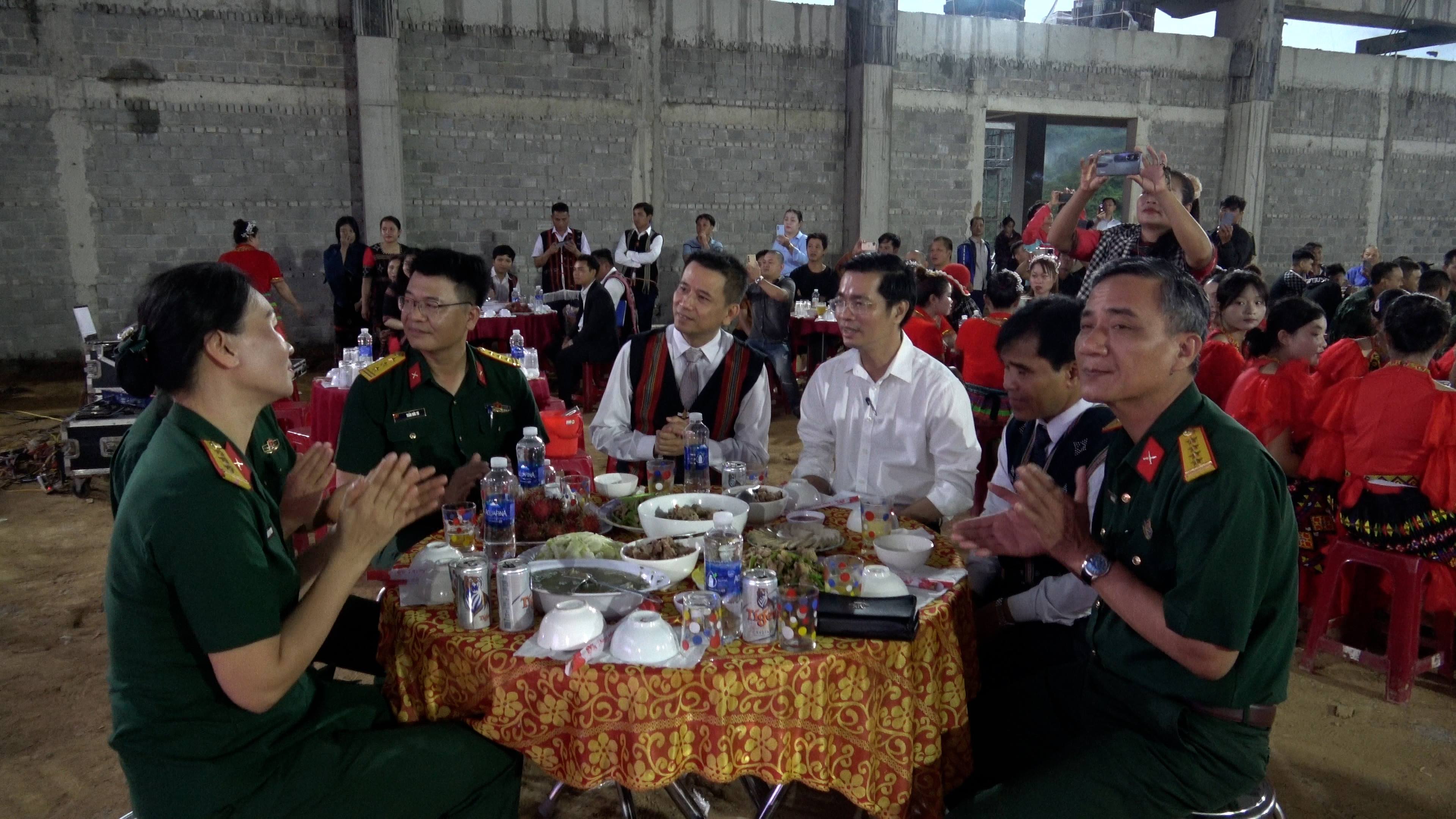 ẤM ÁP “BỮA CƠM CÔNG ĐOÀN - TIẾP SỨC CÔNG TRÌNH”, QUYẾT TÂM HOÀN THÀNH TRƯỜNG PHỔ THÔNG NỘI TRÚ LA ÊÊ TRONG 30 NGÀY ĐÊM