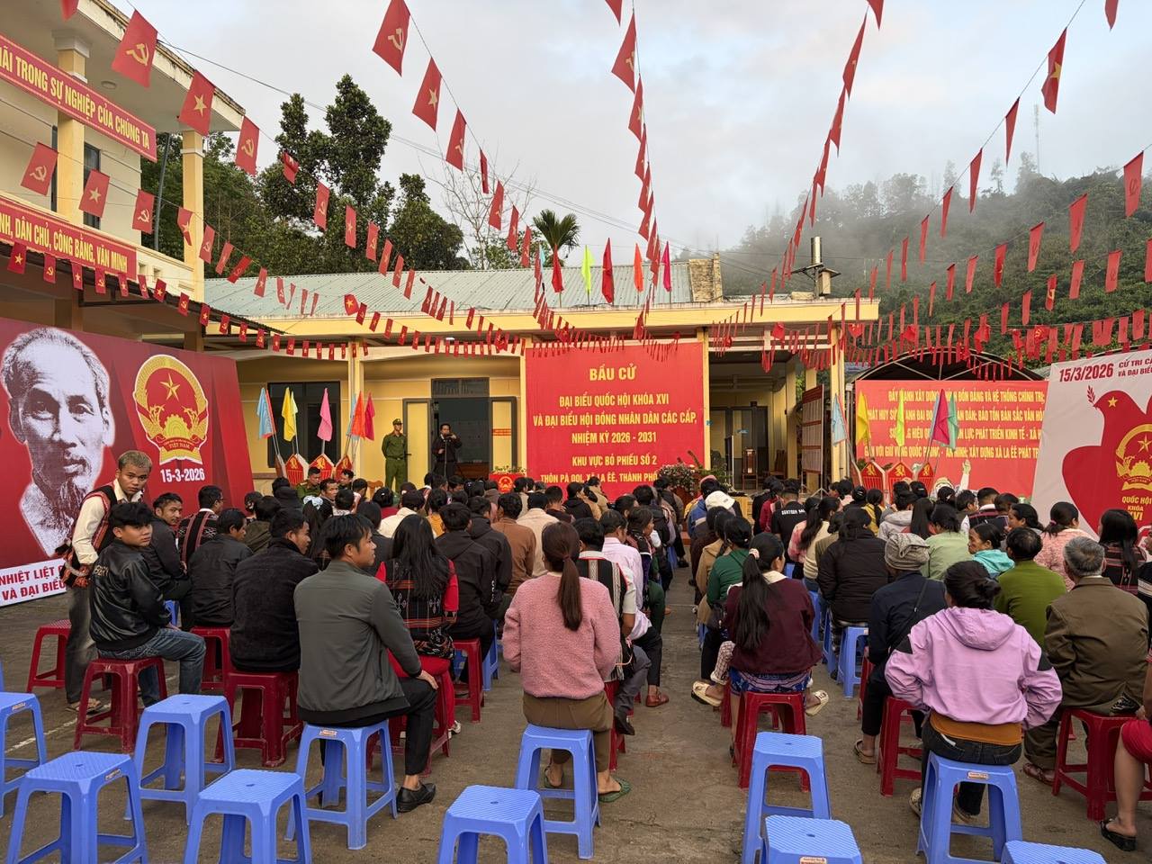 CỬ TRI XÃ LA ÊÊ HÂN HOAN THAM GIA NGÀY HỘI LỚN  CỦA ĐẤT NƯỚC