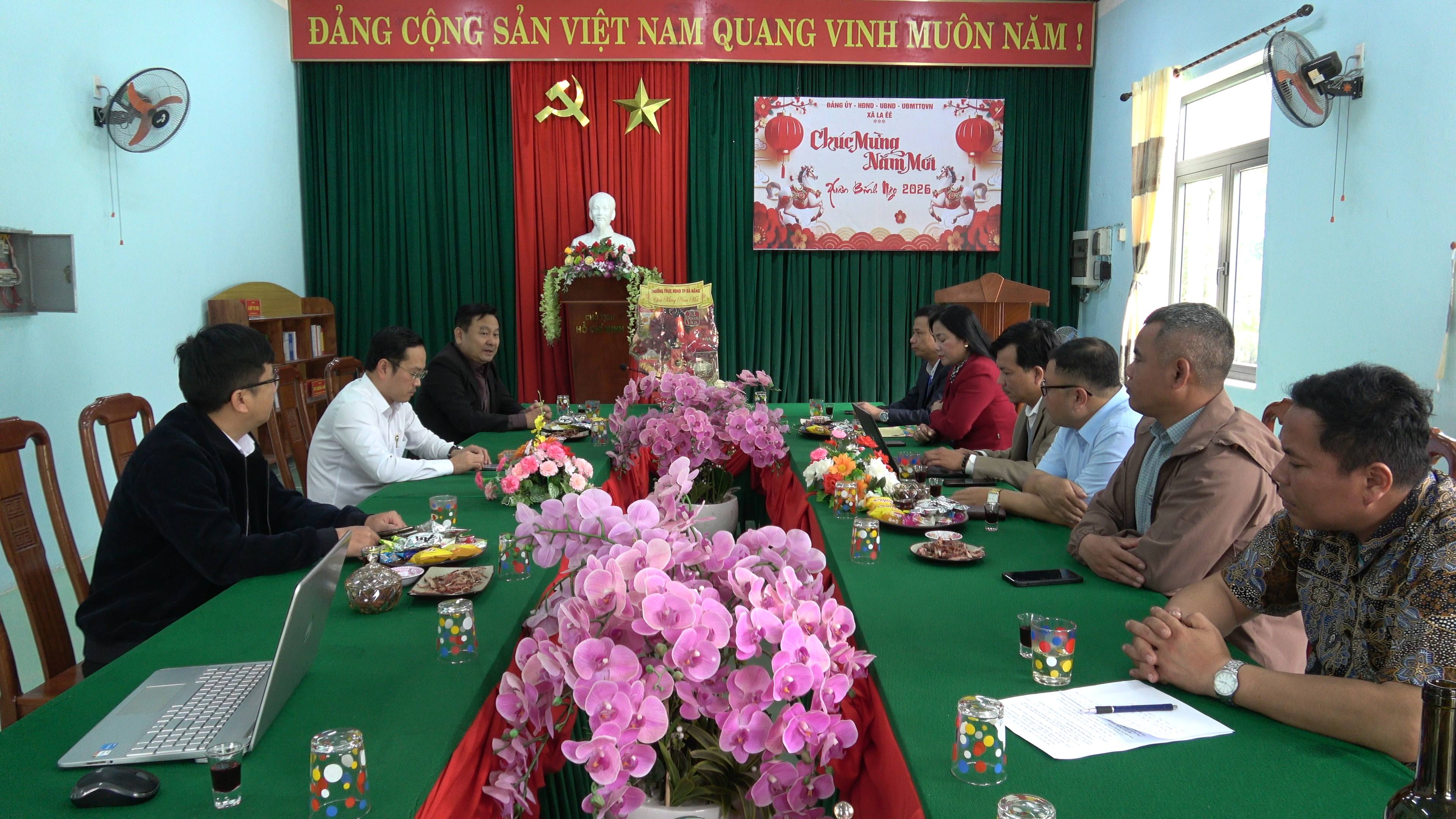 THƯỜNG TRỰC HĐND THÀNH PHỐ THĂM, CHÚC TẾT ĐẢNG BỘ VÀ NHÂN DÂN XÃ LA ÊÊ