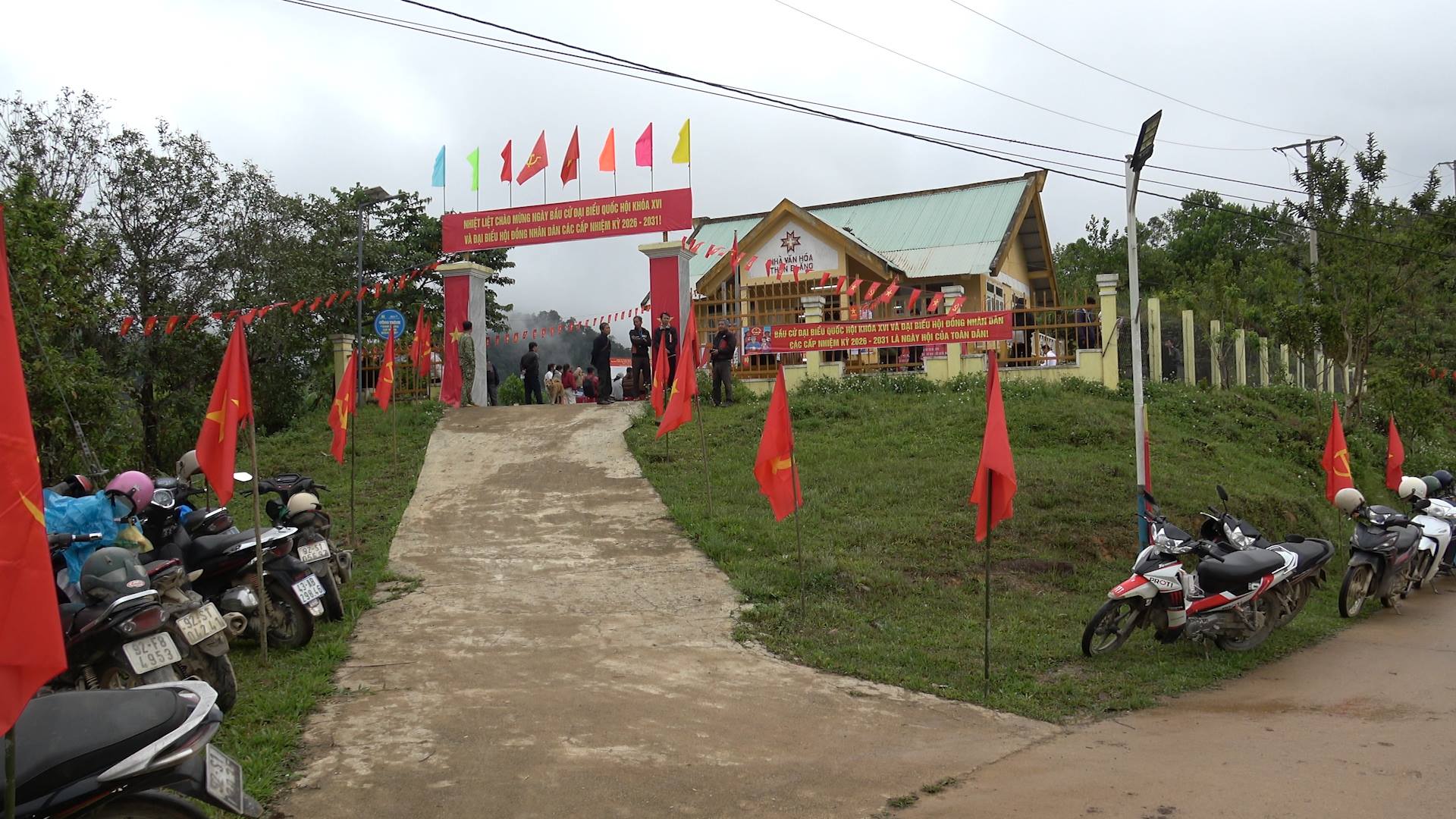 XÃ LA ÊÊ TẬP HUẤN THỰC ĐỊA CÔNG TÁC BẦU CỬ  CHO CÁC TỔ BẦU CỬ TRÊN ĐỊA BÀN