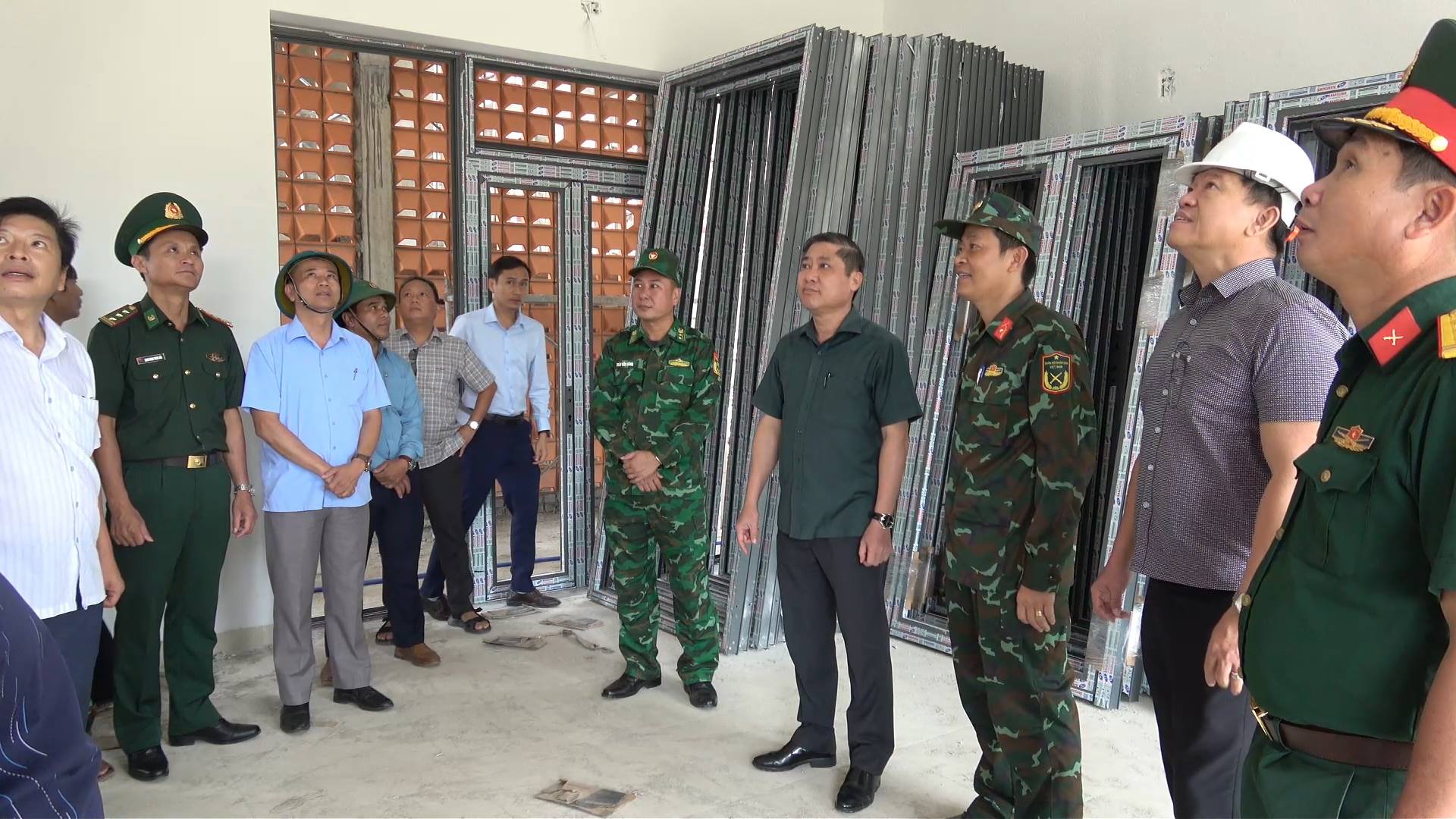 LÃNH ĐẠO UBND THÀNH PHỐ KIỂM TRA TIẾN ĐỘ CÁC TRƯỜNG PHỔ THÔNG NỘI TRÚ LIÊN CẤP VÙNG BIÊN GIỚI, QUYẾT TÂM HOÀN THÀNH TRƯỚC NĂM HỌC MỚI