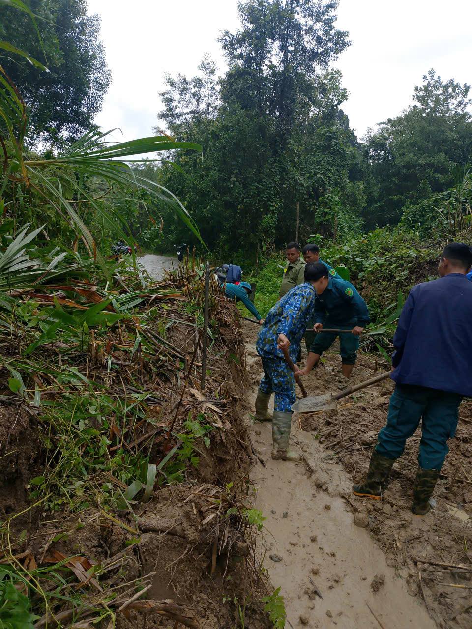 ĐƯỜNG ĐH4 XUẤT HIỆN SỤT LÚN NGHIÊM TRỌNG, UBND XÃ LA ÊÊ ĐỀ NGHỊ THÀNH PHỐ HỖ TRỢ KHẨN CẤP XÂY DỰNG TUYẾN TRÁNH TẠM