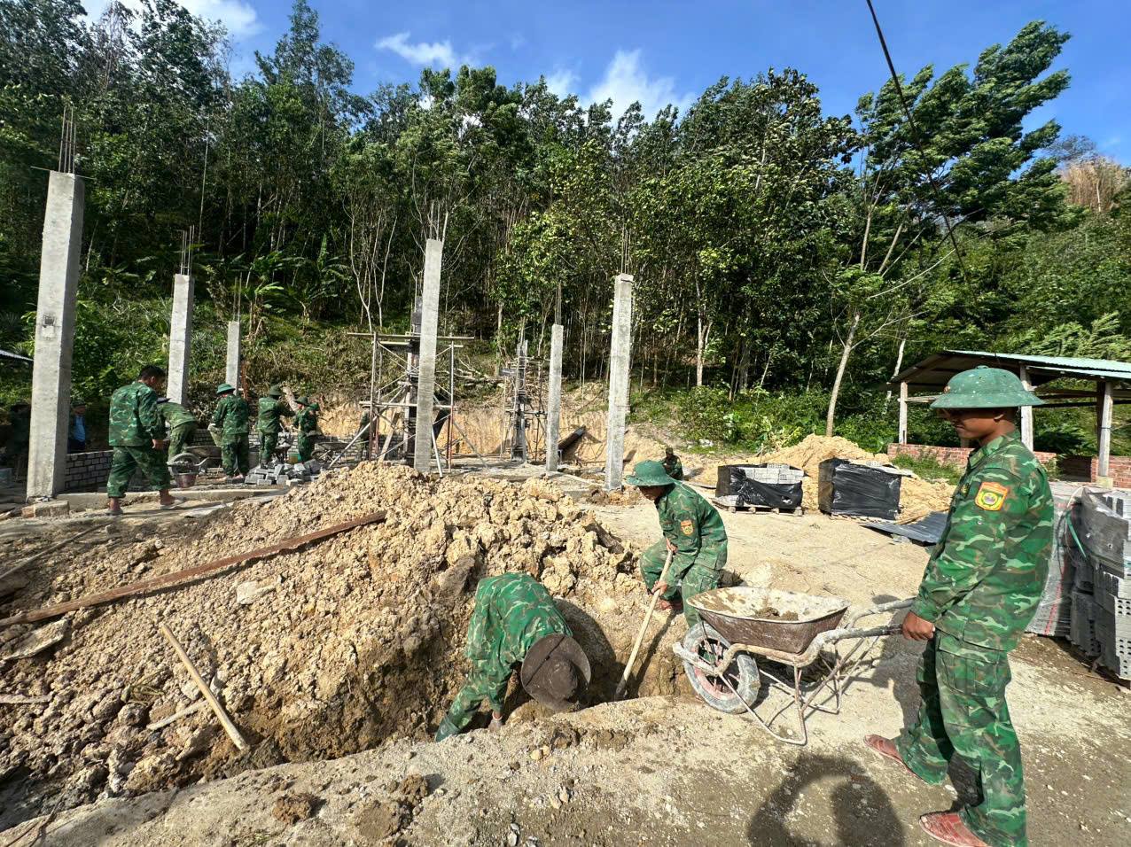 ẤM ÁP NGHĨA TÌNH NƠI BIÊN GIỚI: THĂM, ĐỘNG VIÊN CÁN BỘ, CHIẾN SĨ XÂY DỰNG NHÀ “MÁI ẤM BIÊN CƯƠNG” CHO HỘ ÔNG  PƠ LOONG DÊN