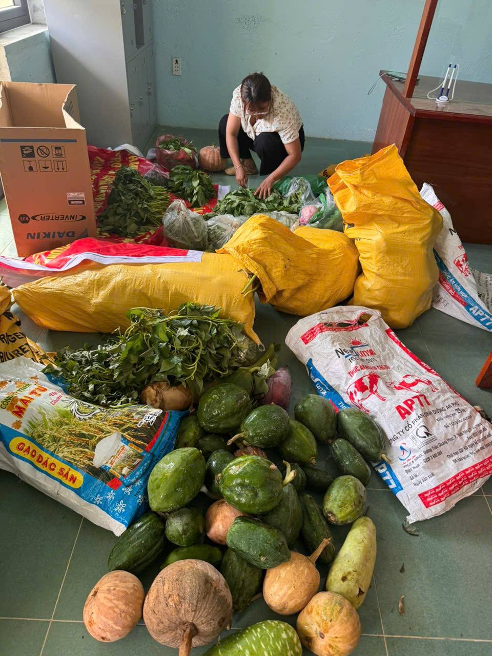 LA ÊÊ: GẦN 500KG RAU, CỦ, QUẢ – NGHĨA TÌNH TỪ NHÂN DÂN CHUNG TAY XÂY DỰNG TRƯỜNG HỌC