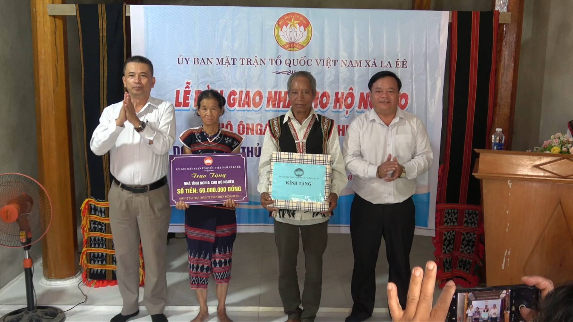 LA ÊÊ BÀN GIAO NHÀ Ở CHO HỘ NGHÈO TỪ NGUỒN HỖ TRỢ CỦA CÔNG TY THỦY ĐIỆN SÔNG BUNG 2