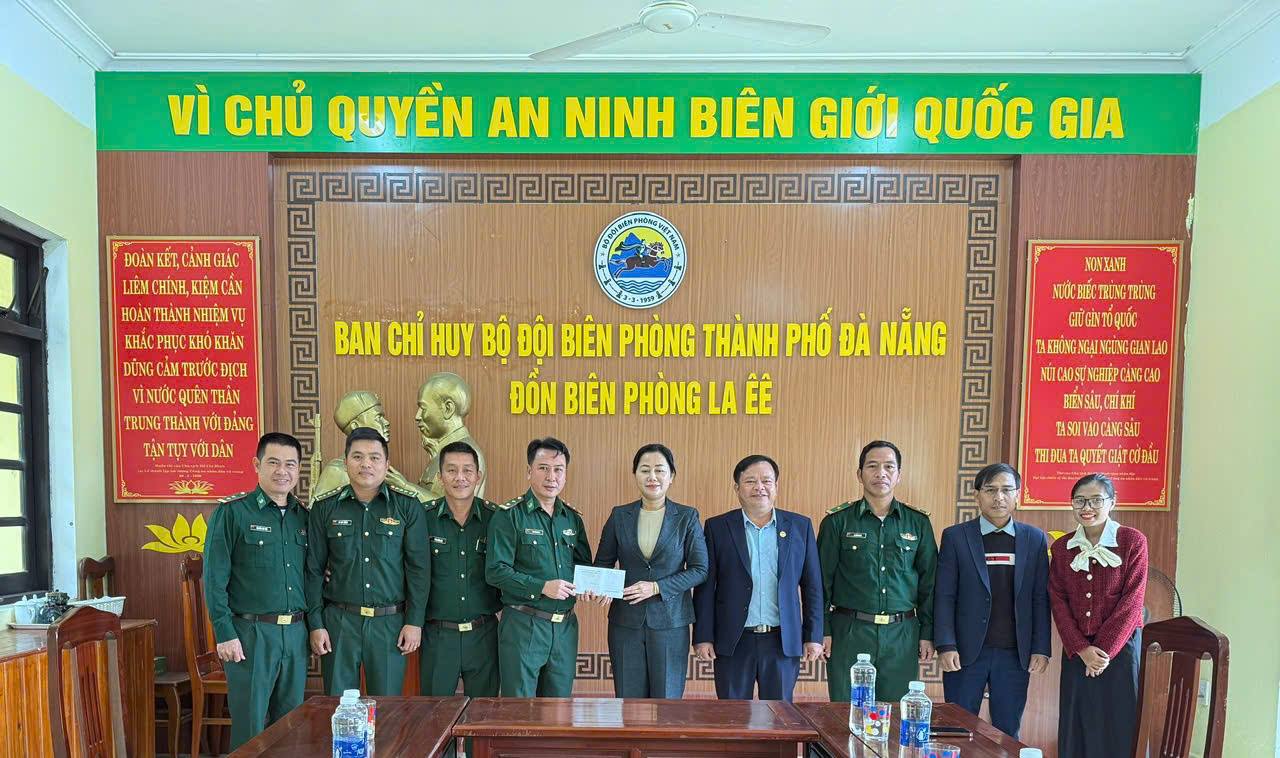 LÃNH ĐẠO XÃ THĂM, CHÚC MỪNG CÁC ĐƠN VỊ  LỰC LƯỢNG VŨ TRANG NHÂN NGÀY 22/12