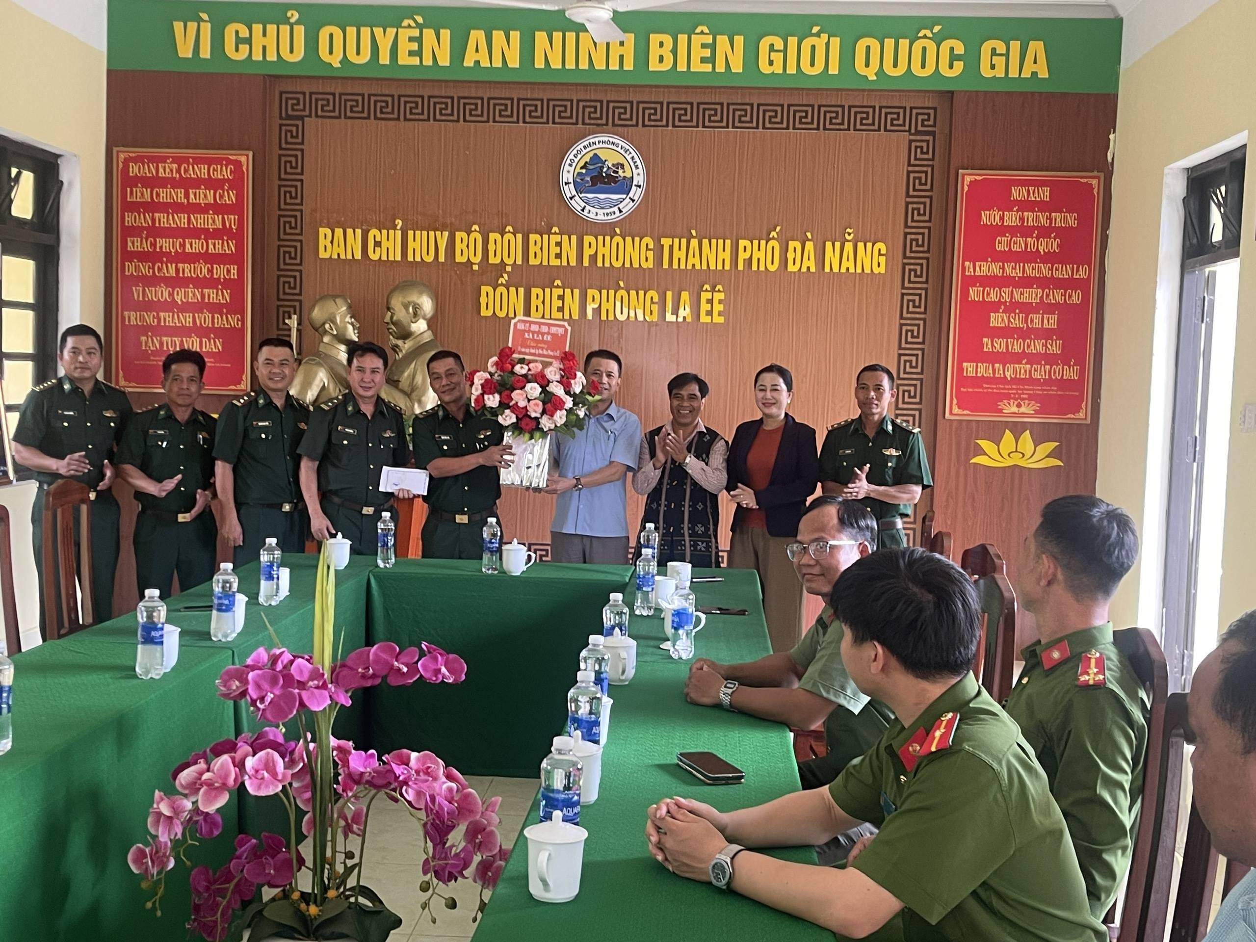 LÃNH ĐẠO XÃ LA ÊÊ THĂM, CHÚC MỪNG ĐỒN BIÊN PHÒNG LA ÊÊ NHÂN KỶ NIỆM 51 NĂM NGÀY THÀNH LẬP
