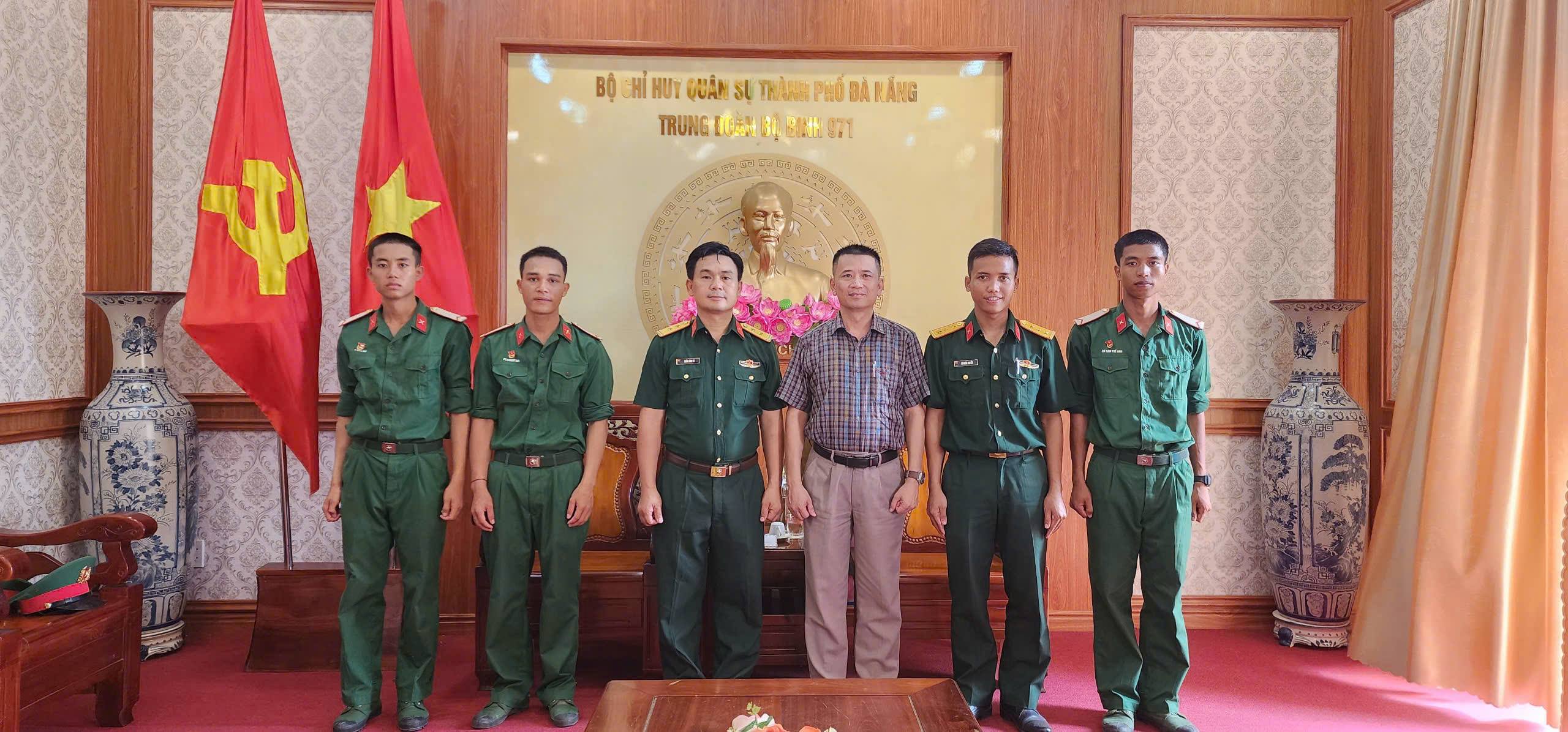 LÃNH ĐẠO XÃ LA ÊÊ THAM DỰ LỄ TUYÊN THỆ CHIẾN SĨ MỚI NĂM 2026, THĂM HỎI VÀ ĐỘNG VIÊN THANH NIÊN THỰC HIỆN NGHĨA VỤ QUÂN SỰ