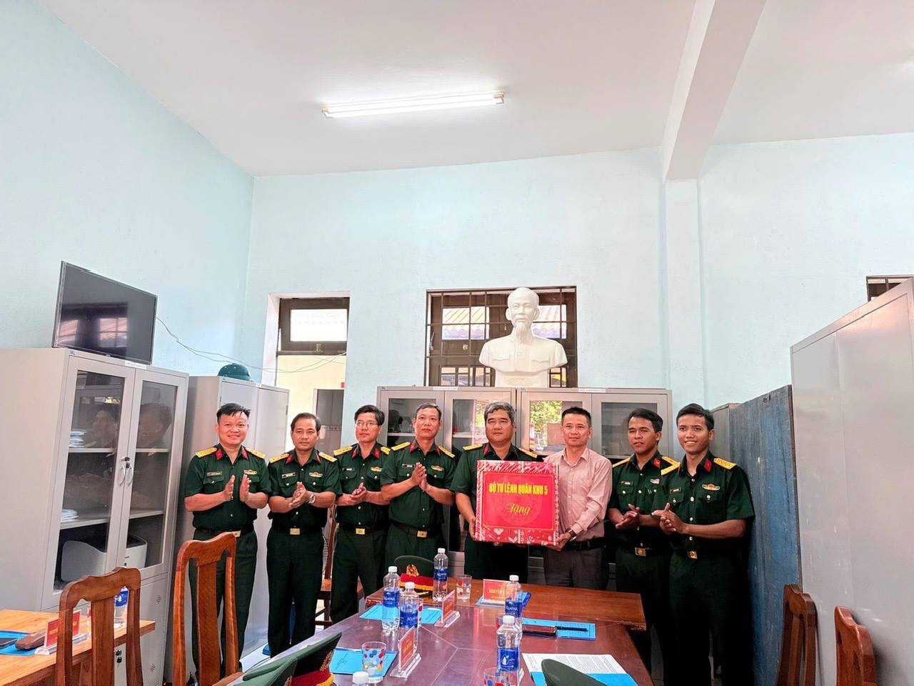 ĐOÀN CÔNG TÁC QUÂN KHU V KIỂM TRA CÔNG TÁC QUỐC PHÒNG, QUÂN SỰ ĐỊA PHƯƠNG TẠI XÃ LA ÊÊ
