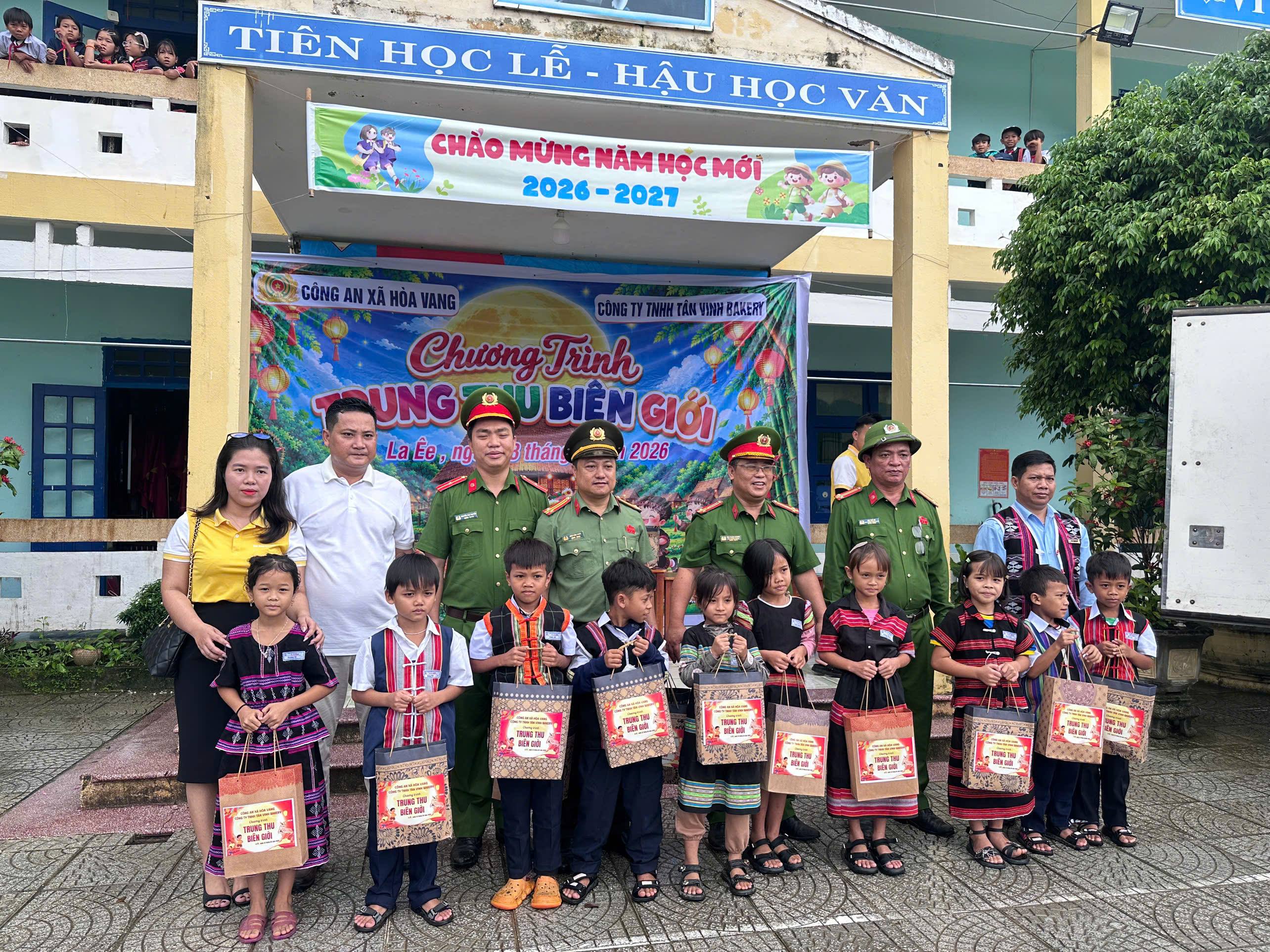 TRUNG THU BIÊN GIỚI – TRAO YÊU THƯƠNG, GỬI TRỌN NIỀM VUI ĐẾN TRẺ EM VÙNG BIÊN