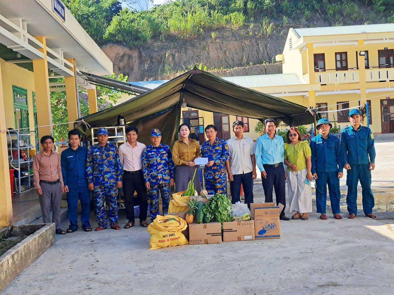 XÃ LA ÊÊ THĂM HỎI, ĐỘNG VIÊN LỰC LƯỢNG HẢI QUÂN VÙNG III THI CÔNG TRƯỜNG PHỔ THÔNG NỘI TRÚ TH VÀ THCS LA ÊÊ