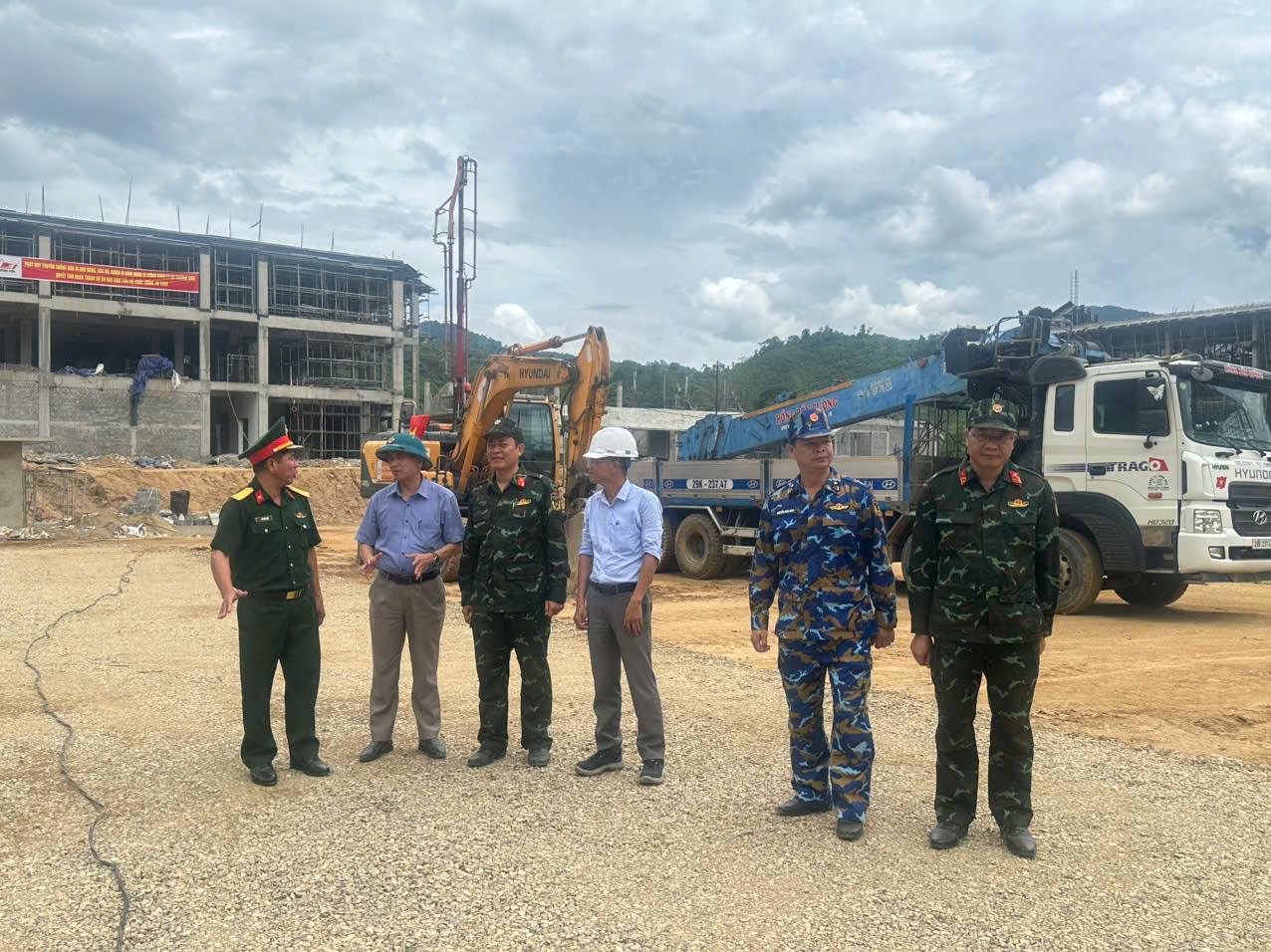 ĐOÀN CÔNG TÁC BỘ THAM MƯU QUÂN KHU 5 KIỂM TRA TIẾN ĐỘ XÂY DỰNG TRƯỜNG PHỔ THÔNG DÂN TỘC NỘI TRÚ LIÊN CẤP TẠI XÃ LA ÊÊ