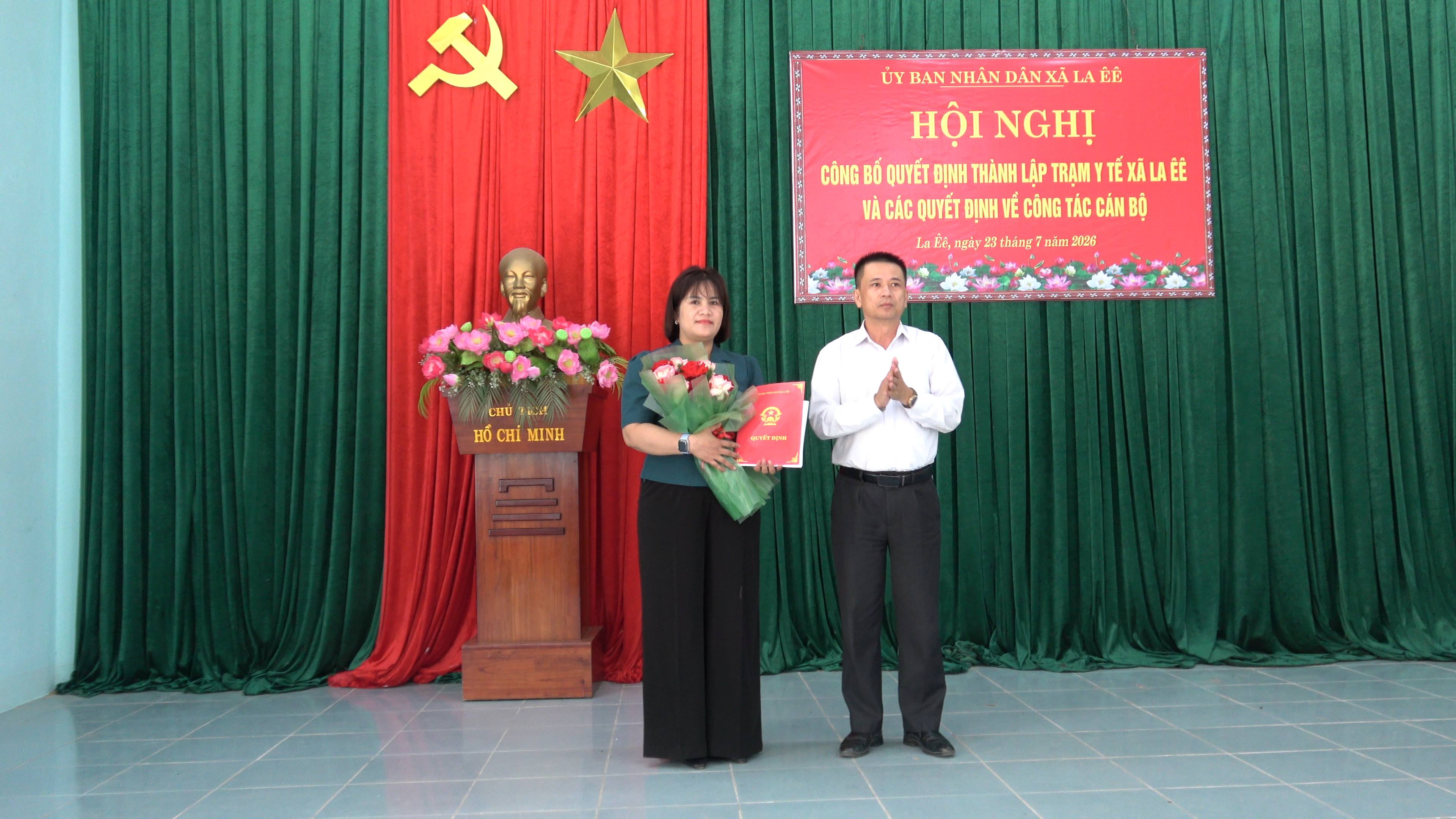 UBND XÃ LA ÊÊ CÔNG BỐ QUYẾT ĐỊNH THÀNH LẬP TRẠM Y TẾ XÃ VÀ TRAO CÁC QUYẾT ĐỊNH VỀ CÔNG TÁC CÁN BỘ