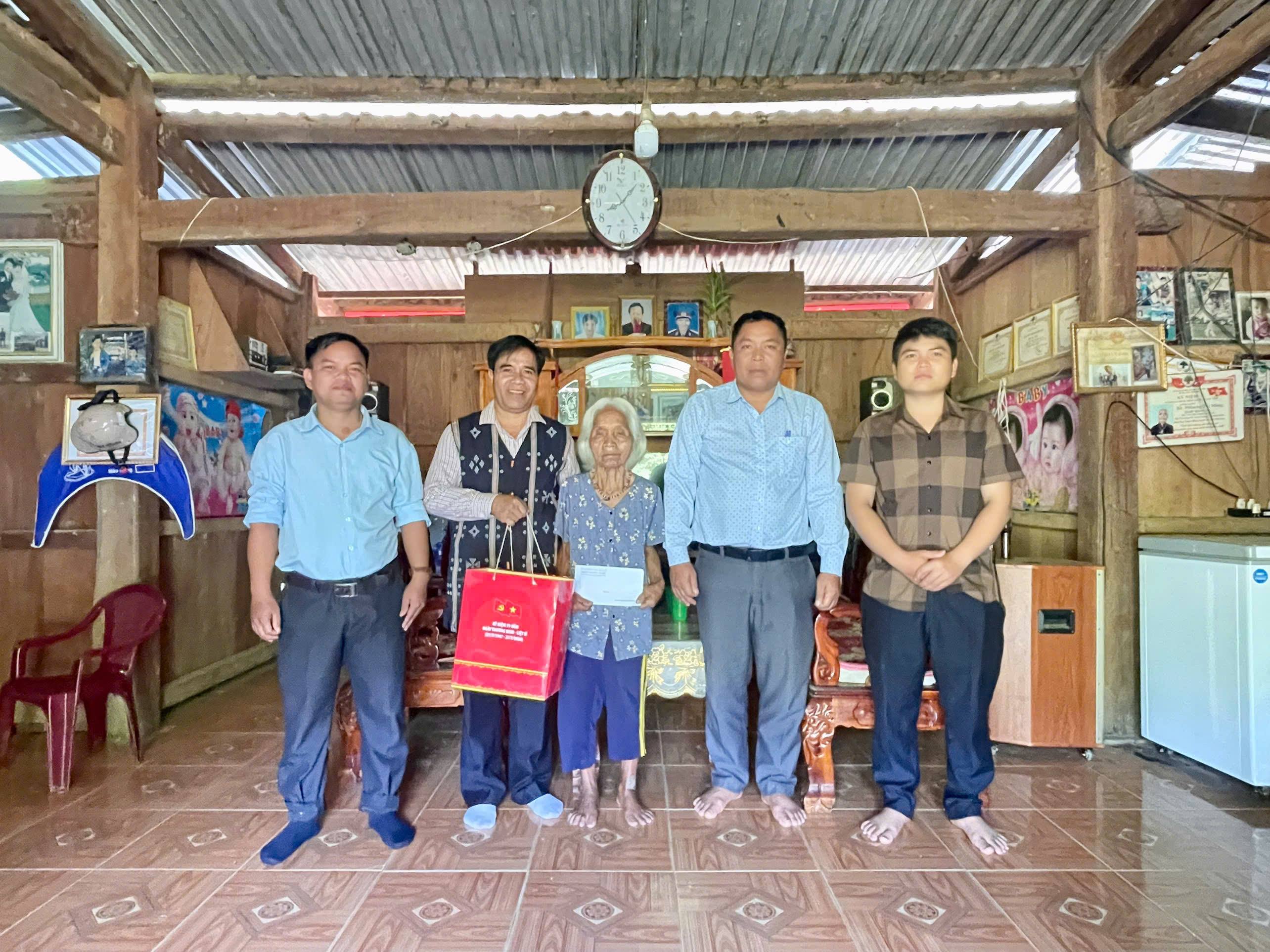 XÃ LA ÊÊ TỔ CHỨC THĂM, TẶNG QUÀ GIA ĐÌNH CHÍNH SÁCH, NGƯỜI CÓ CÔNG TIÊU BIỂU NHÂN KỶ NIỆM 79 NĂM NGÀY THƯƠNG BINH - LIỆT SĨ