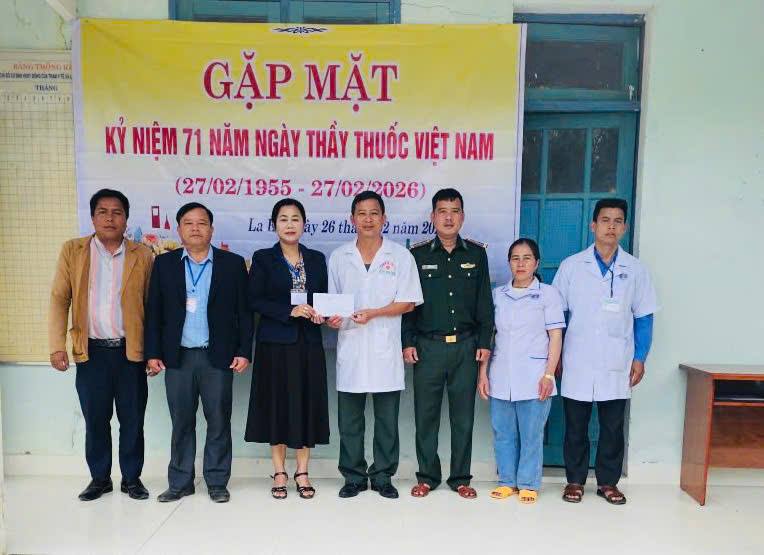 LÃNH ĐẠO XÃ THĂM, ĐỘNG VIÊN TRẠM Y TẾ NHÂN NGÀY THẦY THUỐC VIỆT NAM