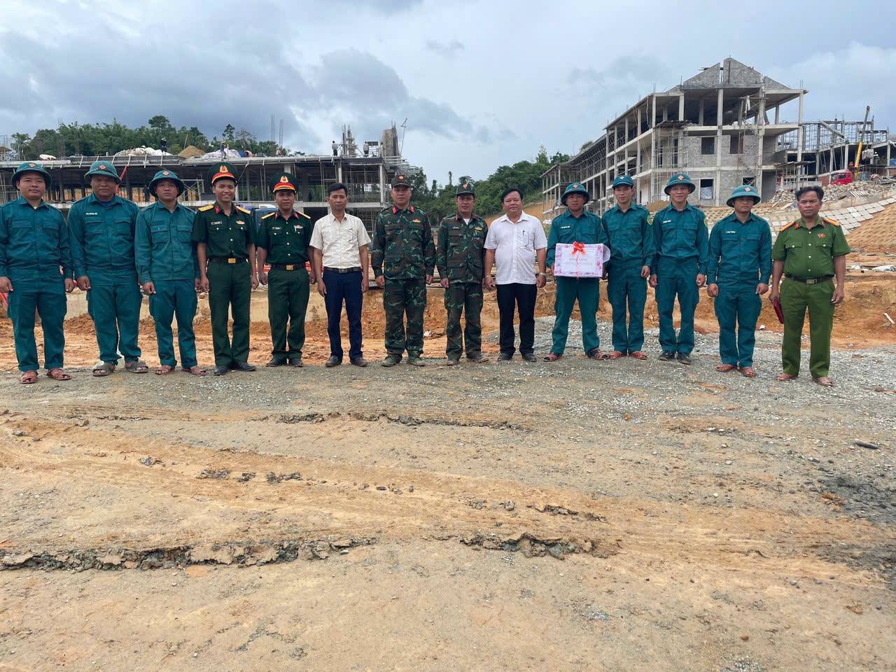 LA ÊÊ THĂM, ĐỘNG VIÊN CÁN BỘ, CHIẾN SĨ THAM GIA XÂY DỰNG TRƯỜNG PTNT TIỂU HỌC VÀ TRUNG HỌC CƠ SỞ LA DÊÊ