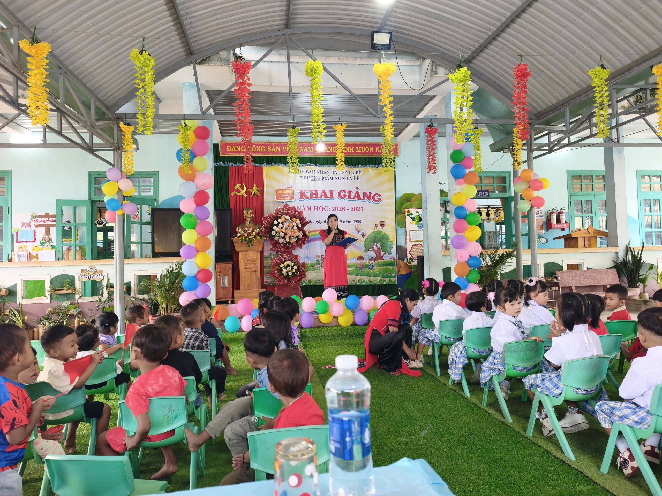 RỘN RÀNG NGÀY HỘI ĐẾN TRƯỜNG Ở VÙNG BIÊN LA ÊÊ
