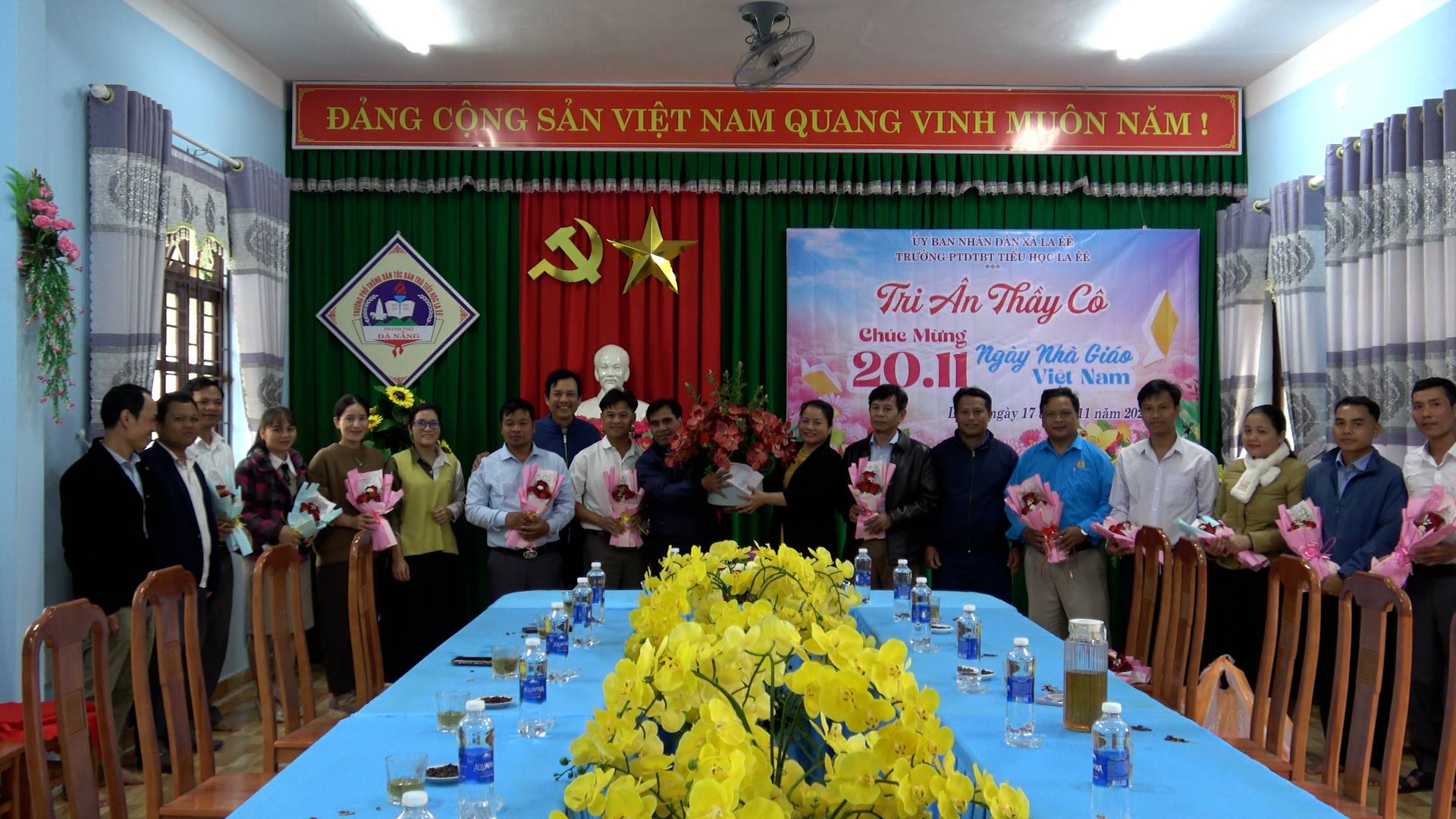 LÃNH ĐẠO XÃ LA ÊÊ THĂM, CHÚC MỪNG NGÀY NHÀ GIÁO VIỆT NAM 20/11